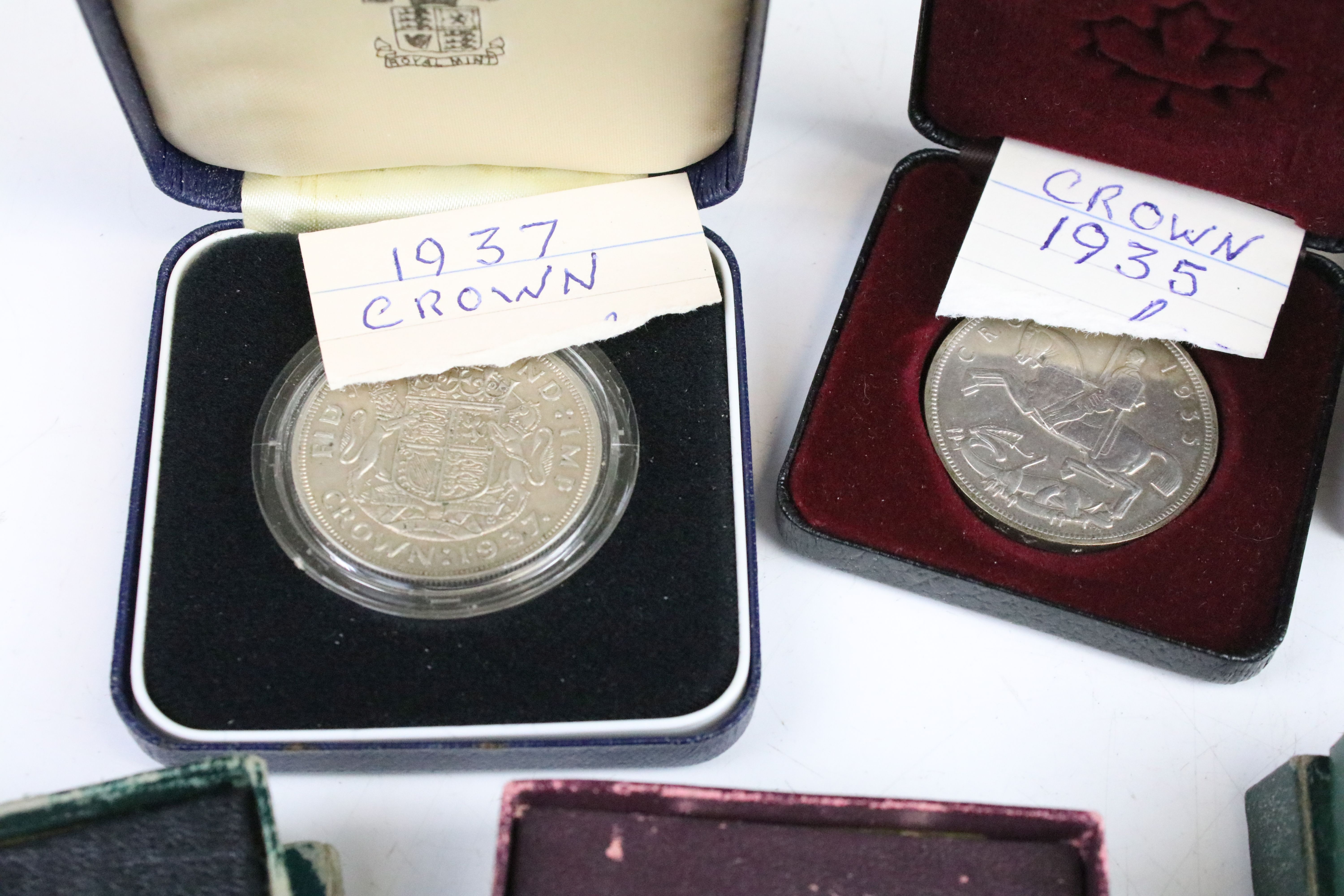 A collection of British commemorative crown coins to include silver examples. - Image 7 of 9