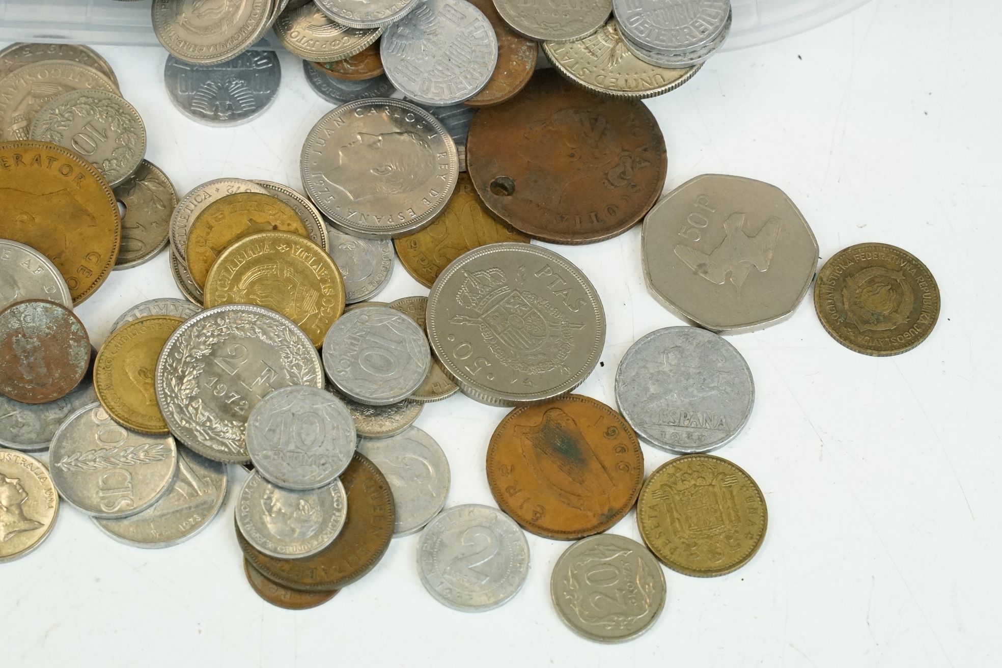 A collection of mixed World coins to include some silver examples. - Bild 3 aus 6