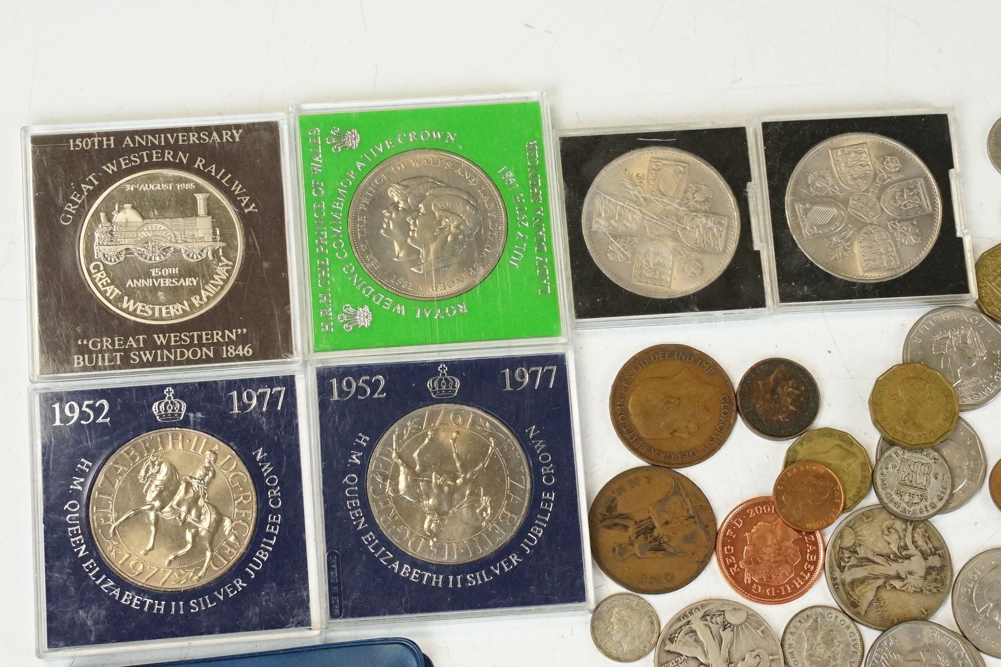 A small collection of British decimal and pre decimal coins to include silver and uncirculated - Image 9 of 11