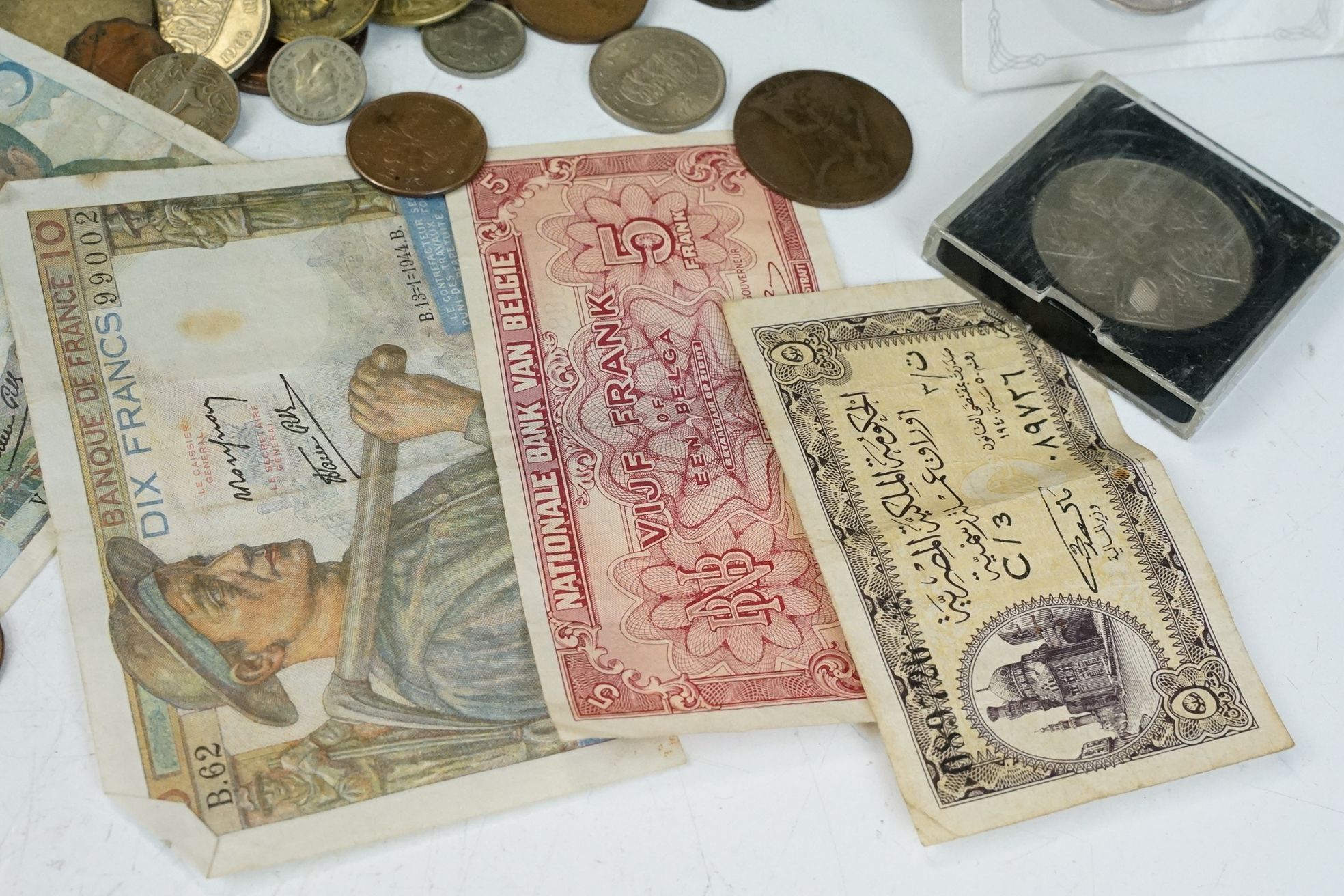 A small collection of British pre decimal and world coins to include silver examples together with a - Bild 5 aus 9