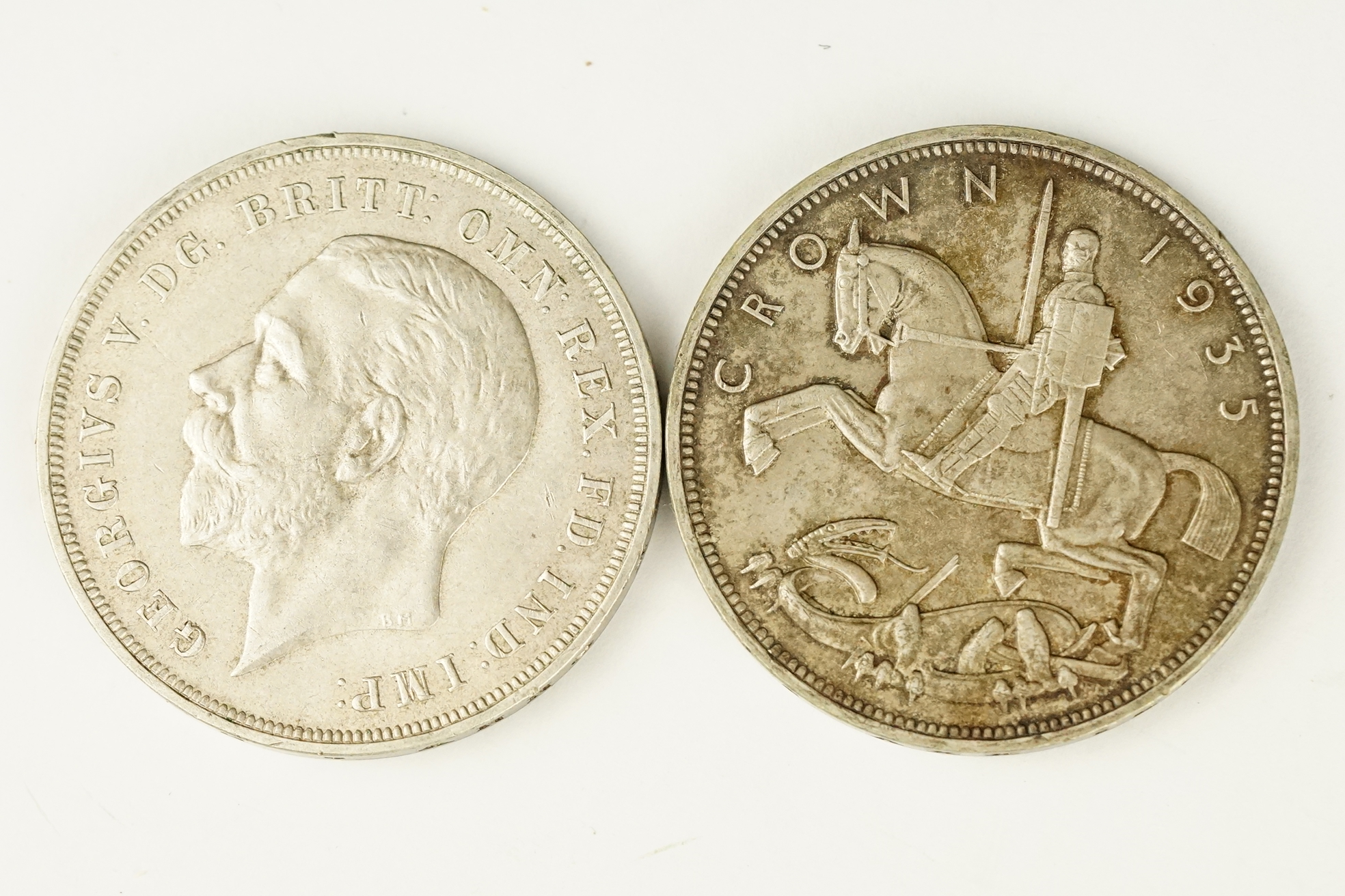 A collection of three British silver crown coins to include two 1935 examples together with a 1937 - Bild 4 aus 6