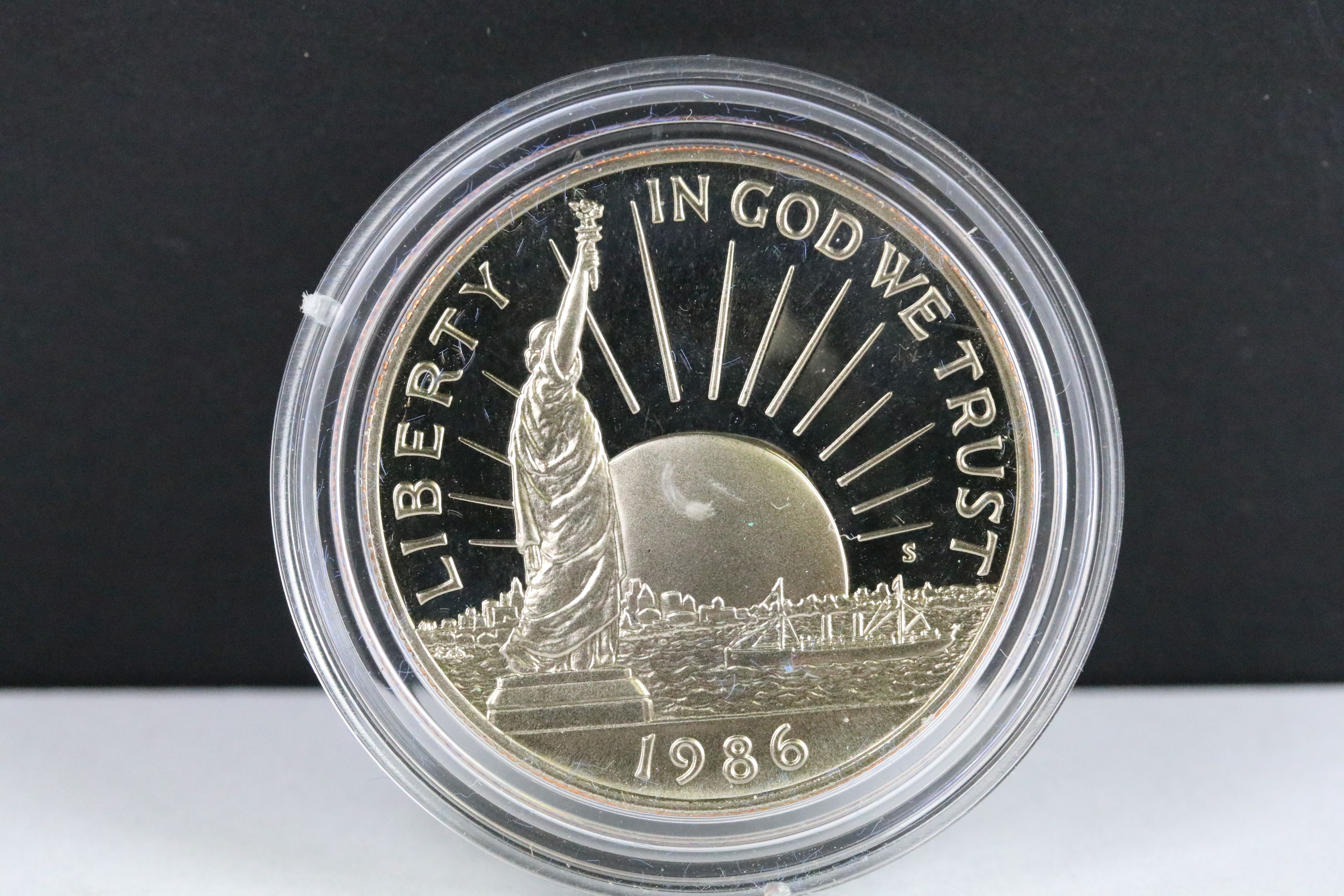 A cased United States of America Liberty coin set comprising of the 1986 silver dollar and half - Image 4 of 6