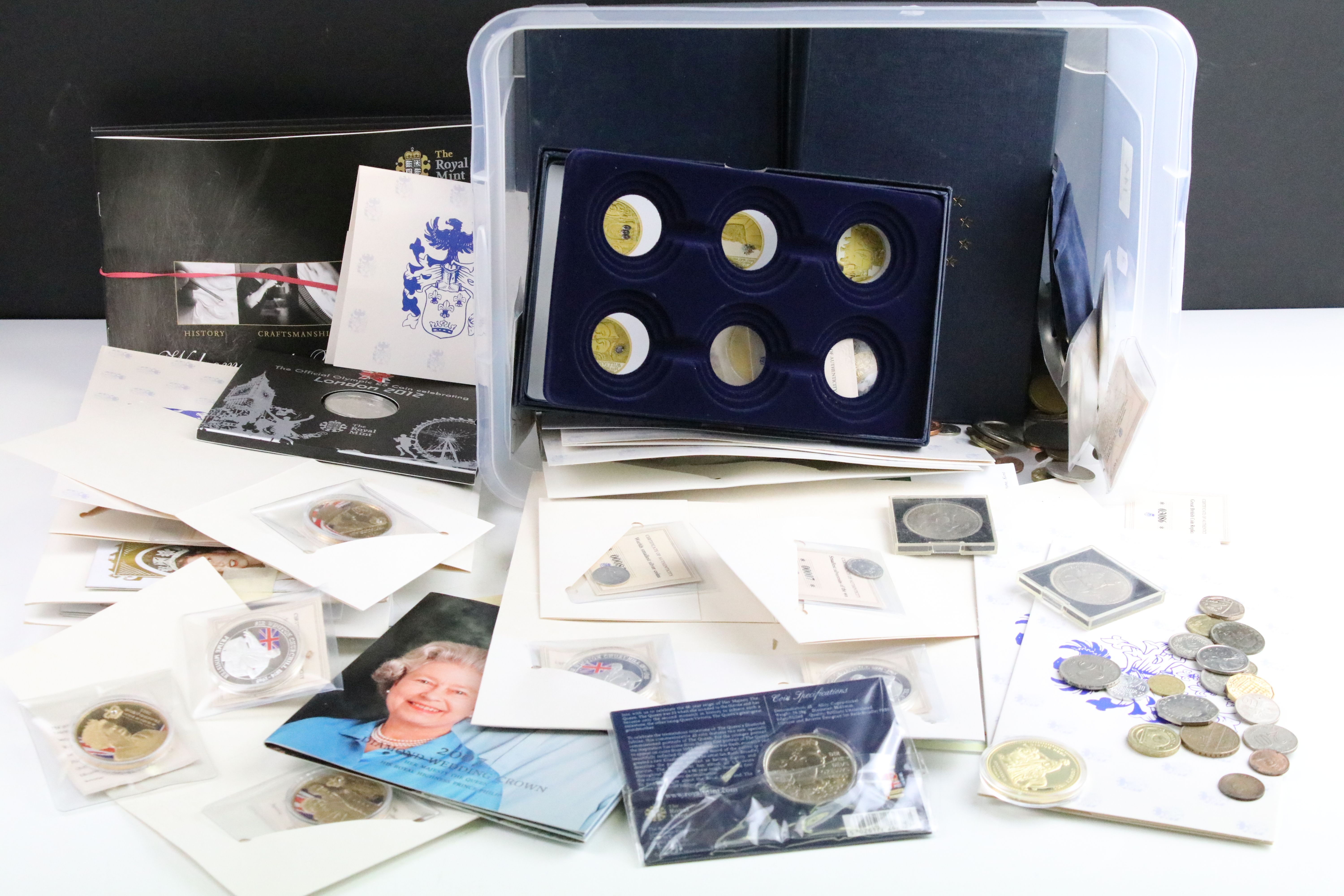 A group of mixed collectors coins to include Royal Mint uncirculated coin packs and proof like