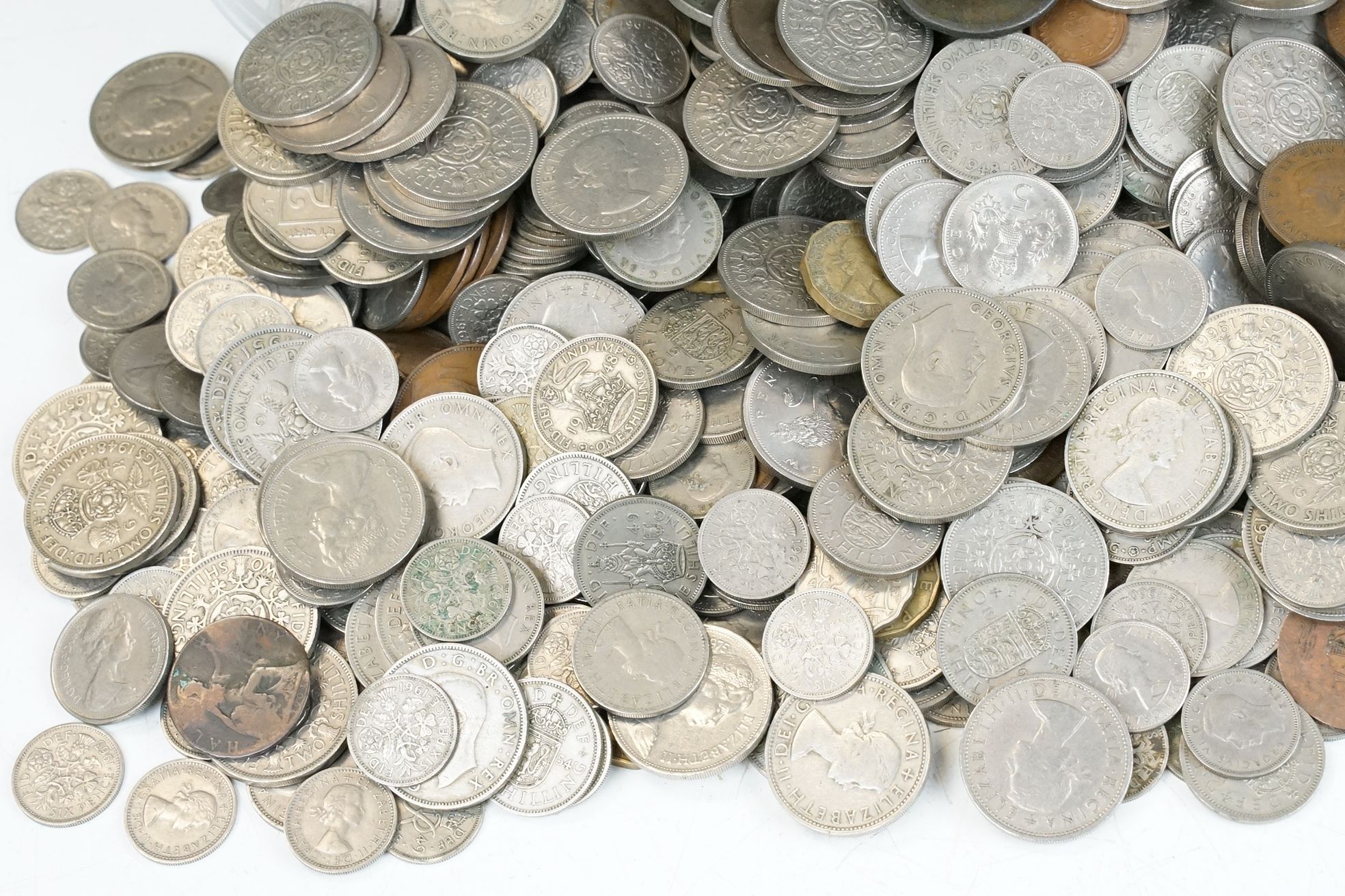 A large collection of British pre decimal coins to include pennies, half pennies, sixpences, - Bild 3 aus 6