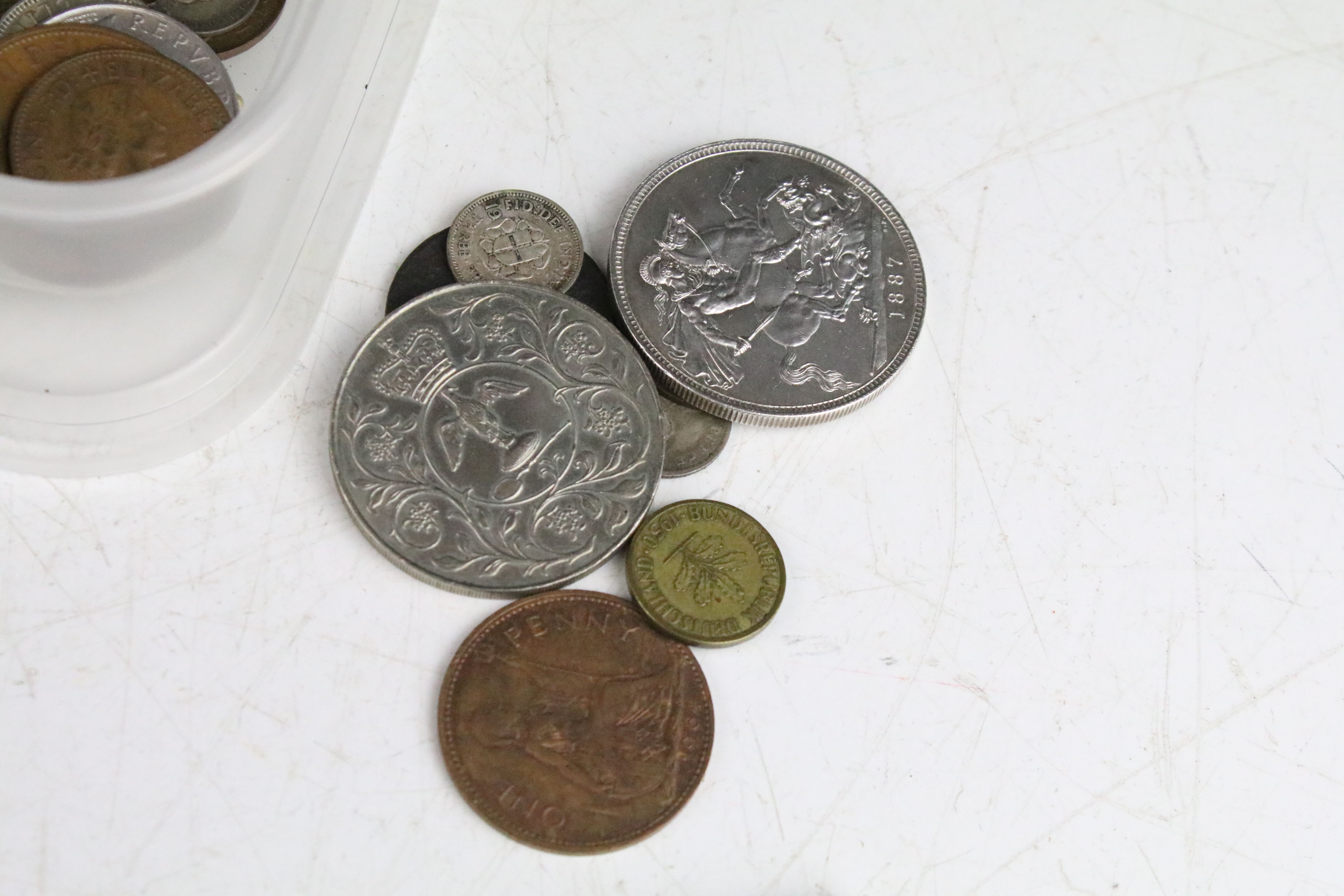 A collection of British pre decimal and decimal coins to include pre 1920 silver and commemorative - Image 4 of 8