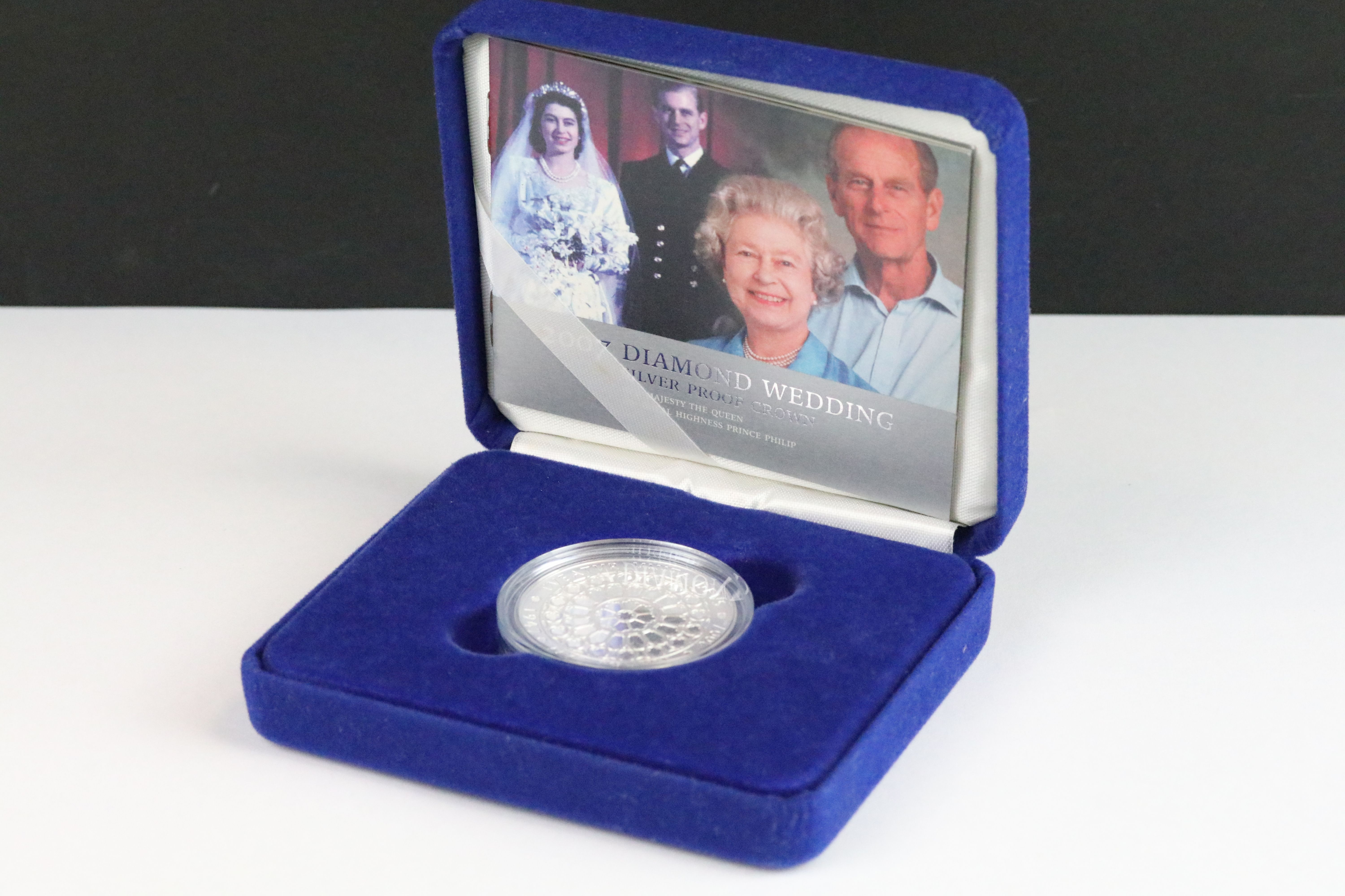 A British Royal Mint 2007 Diamond Wedding silver proof crown coin together with a 2010 Restoration - Bild 4 aus 5