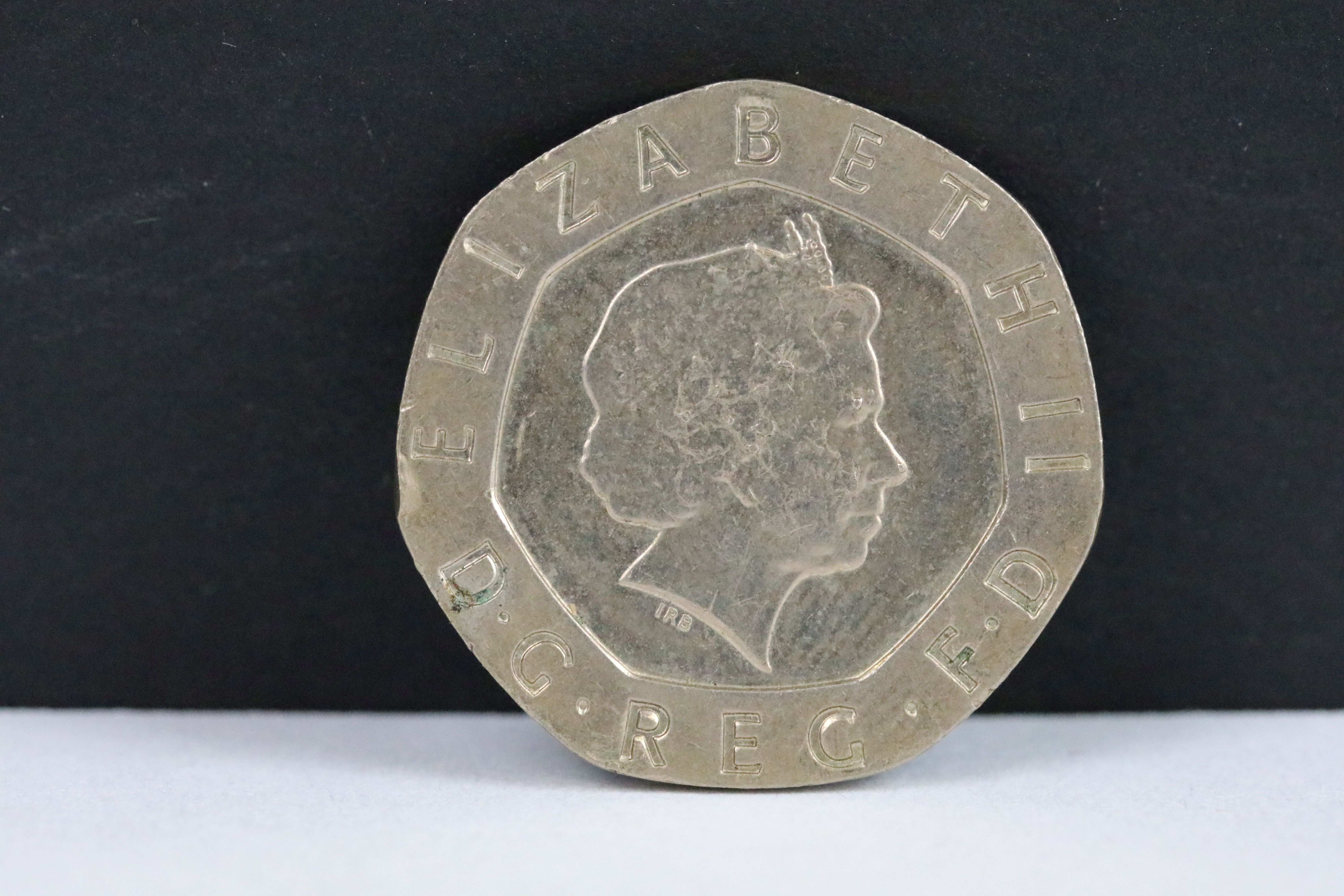 A British decimal circulated scarce 2008 undated 20p coin. - Bild 2 aus 3