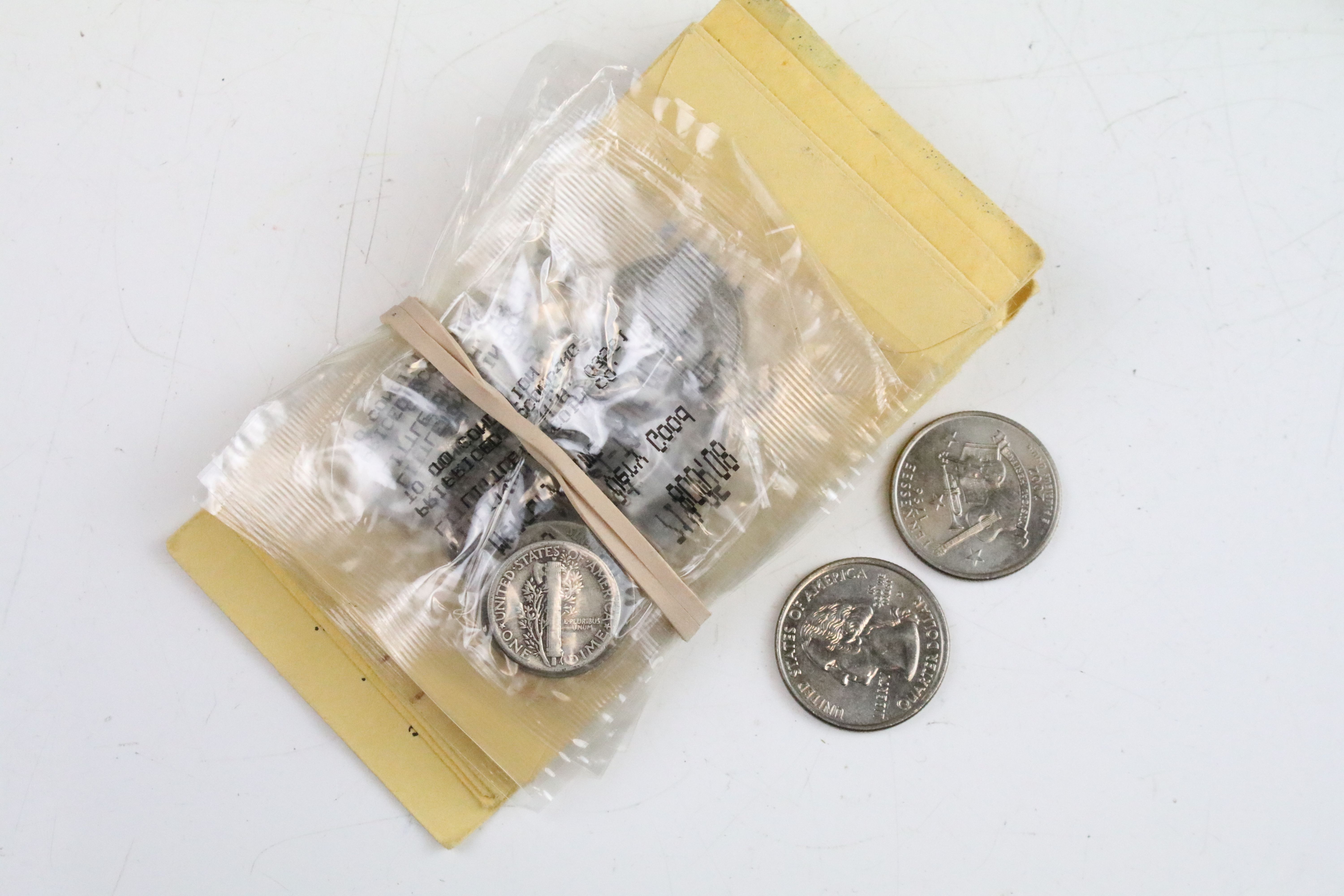 A small collection of United States of America coins to include uncirculated examples together - Image 3 of 16