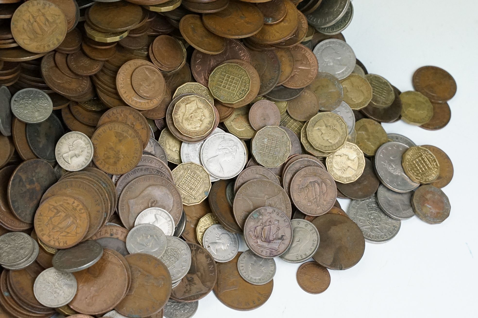 A large collection of British pre decimal coins to include pennies, half pennies, threepences, - Image 3 of 6