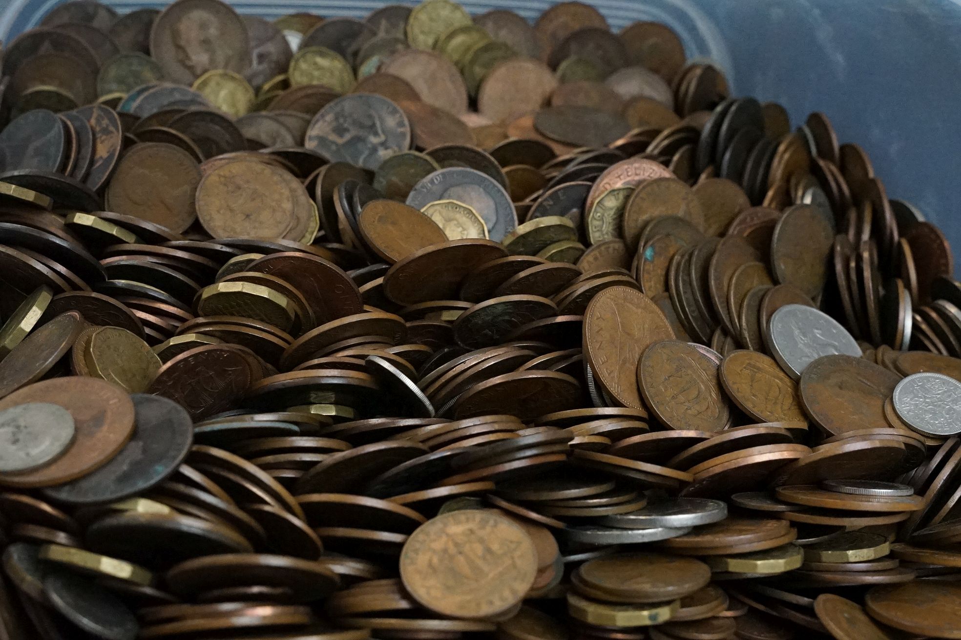 A large collection of British pre decimal coins to include pennies, half pennies, threepences, - Image 4 of 6