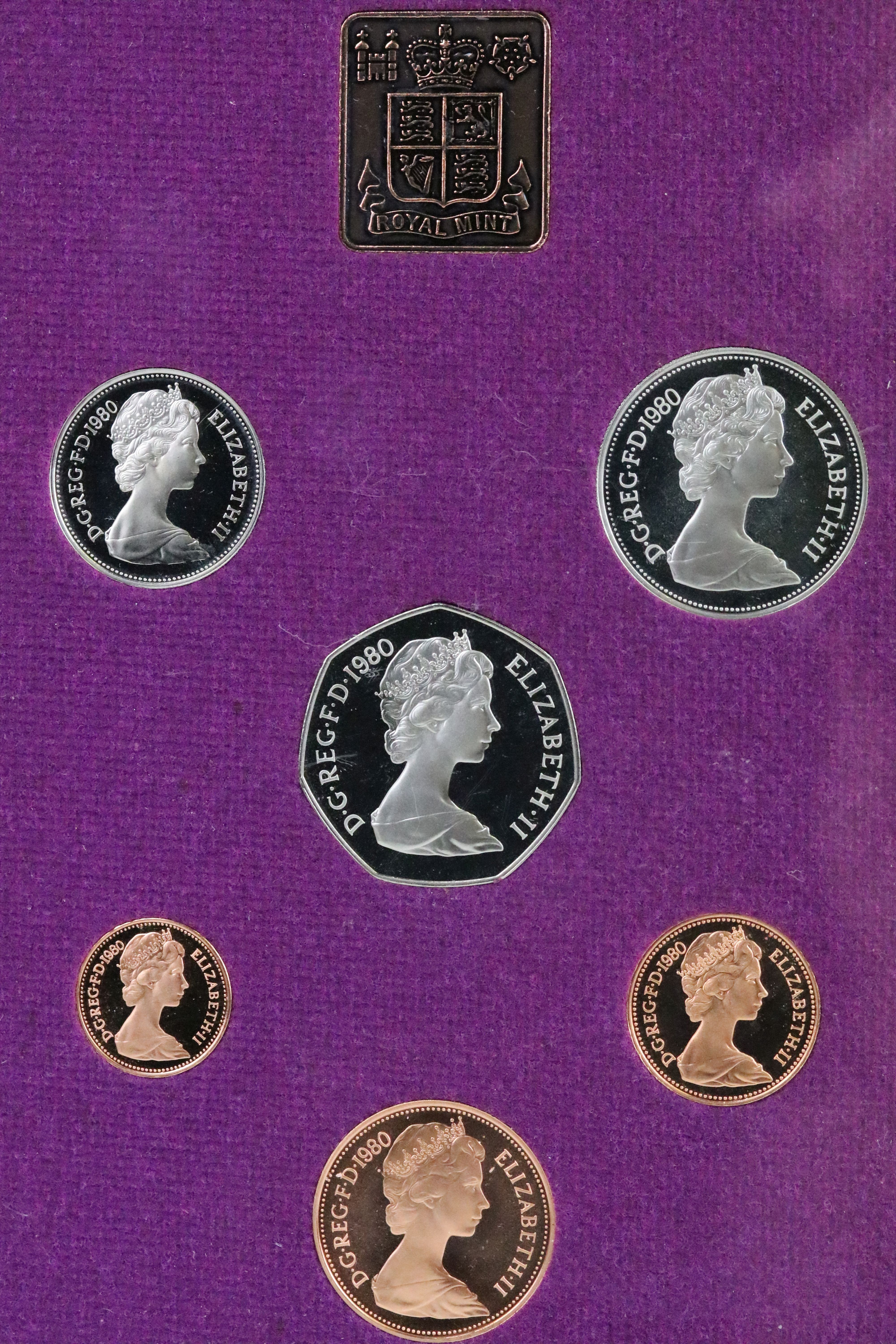 A collection of Twelve Royal Mint brilliant uncirculated coin year sets to include 1977, 1979, 1982, - Bild 10 aus 13