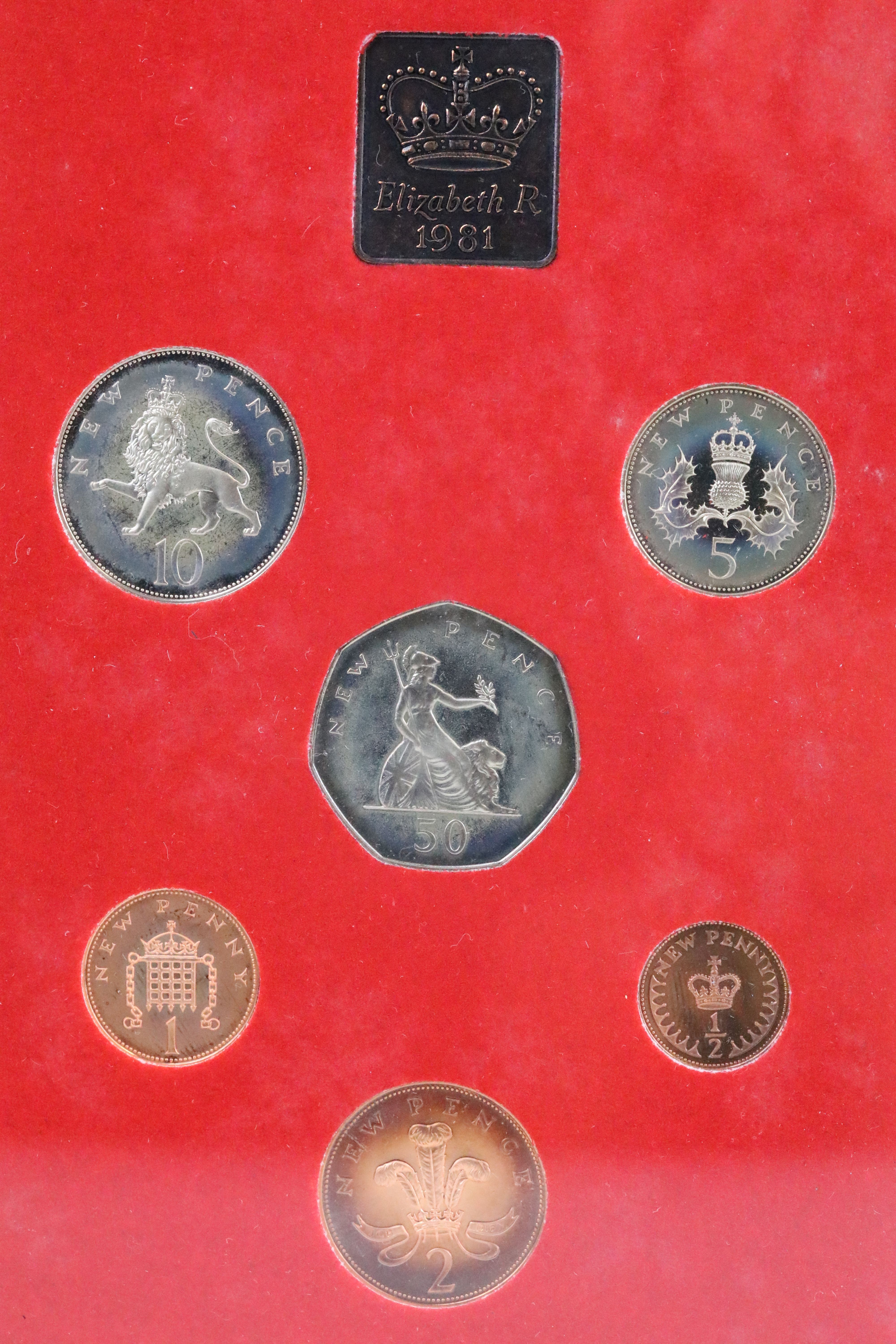 A collection of Twelve Royal Mint brilliant uncirculated coin year sets to include 1977, 1979, 1982, - Bild 13 aus 13