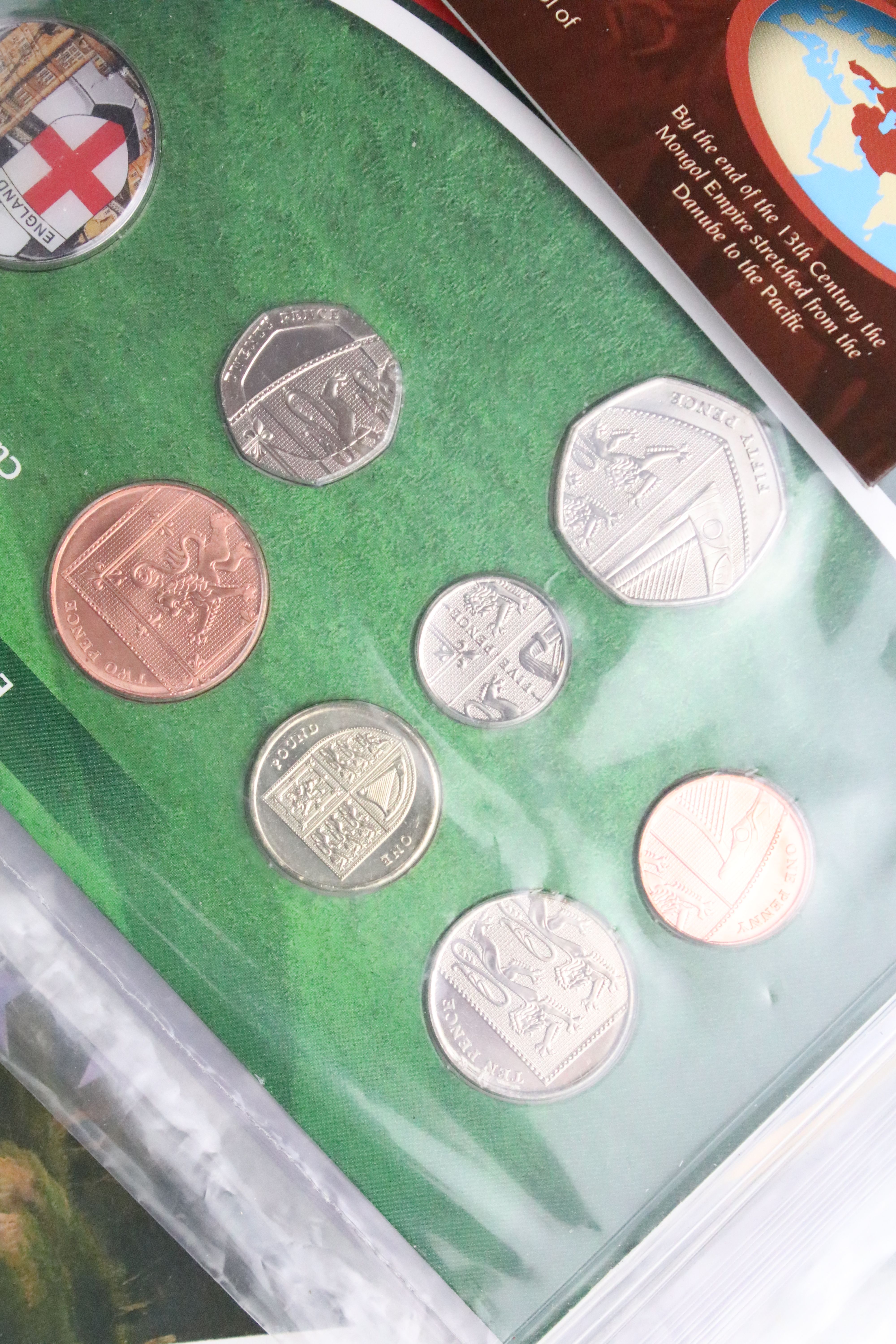 A collection of mixed coins to include uncirculated coin sets, proof like collectors coins and - Image 5 of 14