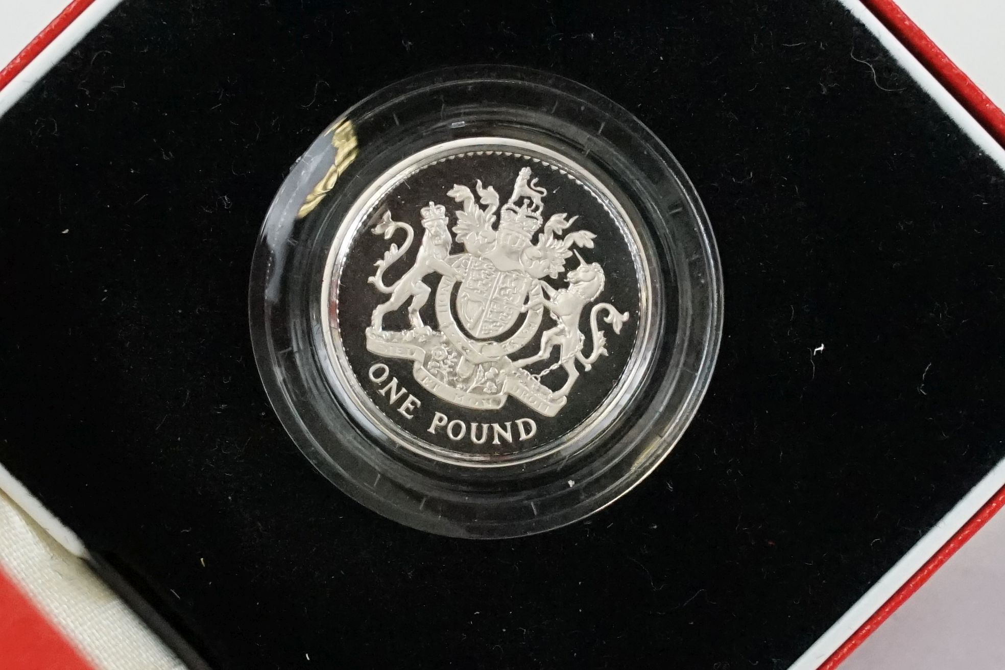 A collection of four Royal Mint silver proof £1 coins to include 2000, 1993, 1989 and 1999 examples, - Bild 9 aus 13