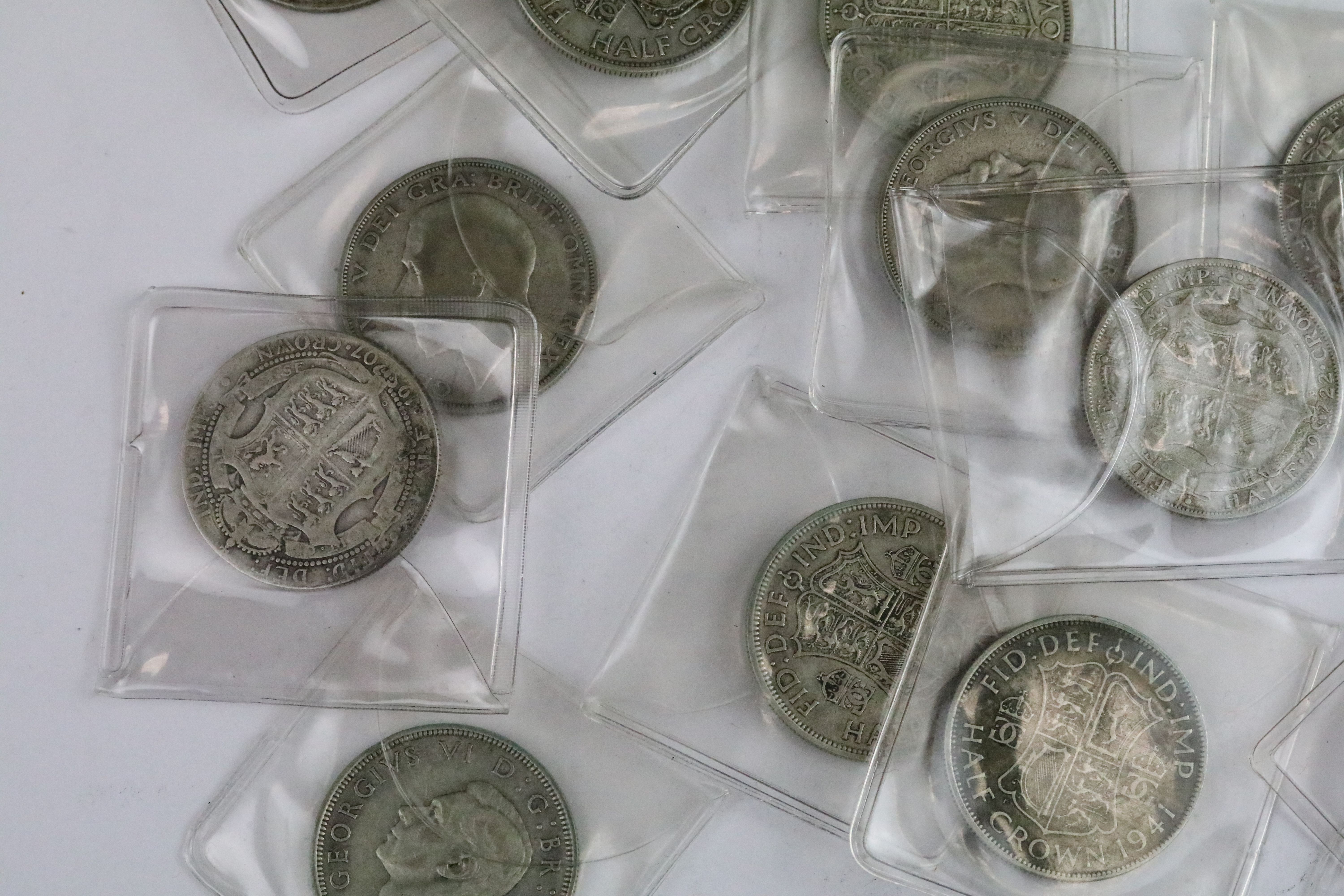 A collection of approx twenty eight British pre decimal pre 1947 and pre 1920 silver crown coins. - Bild 4 aus 9
