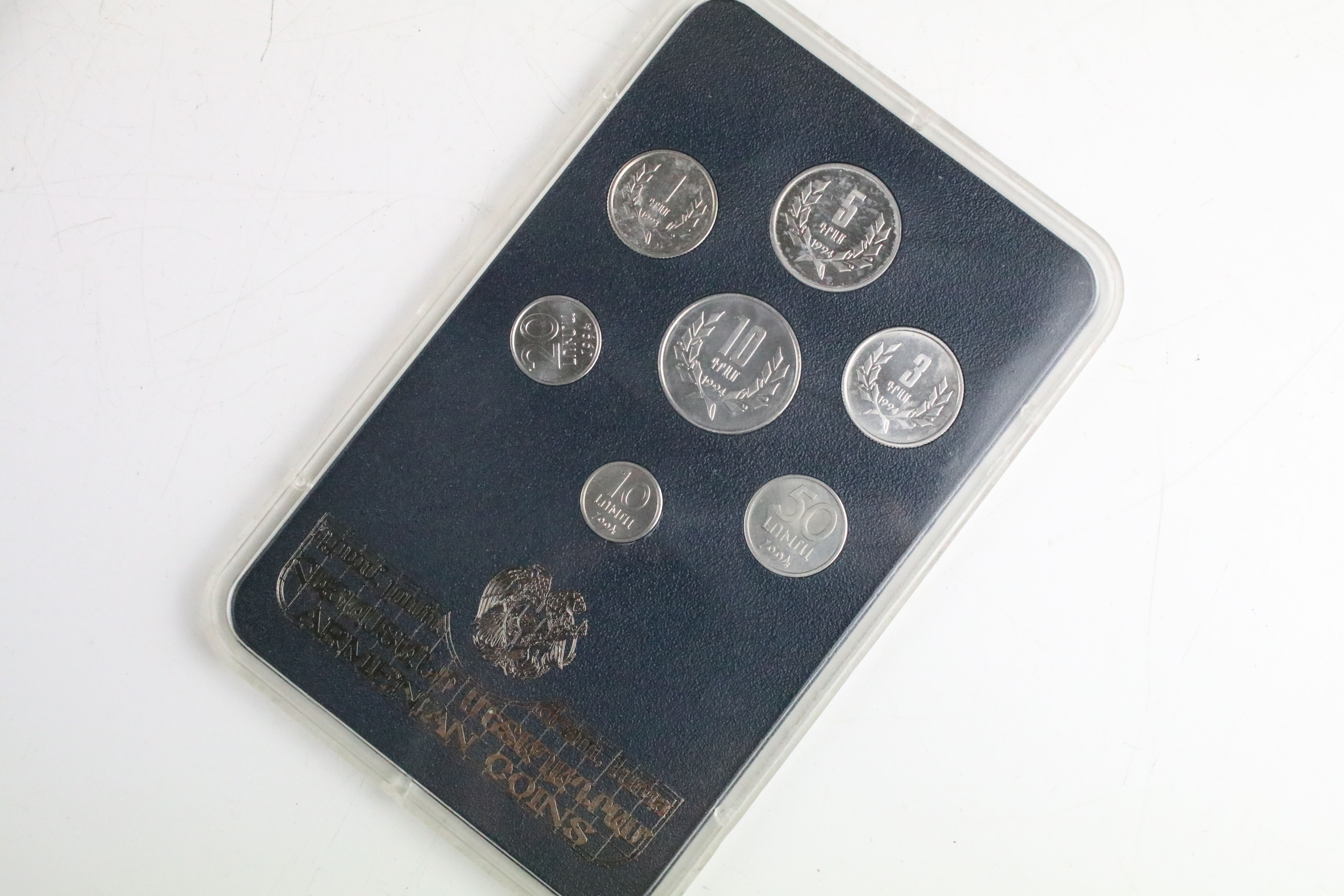 A collection of mixed coins to include uncirculated coin sets, proof like collectors coins and - Image 9 of 14