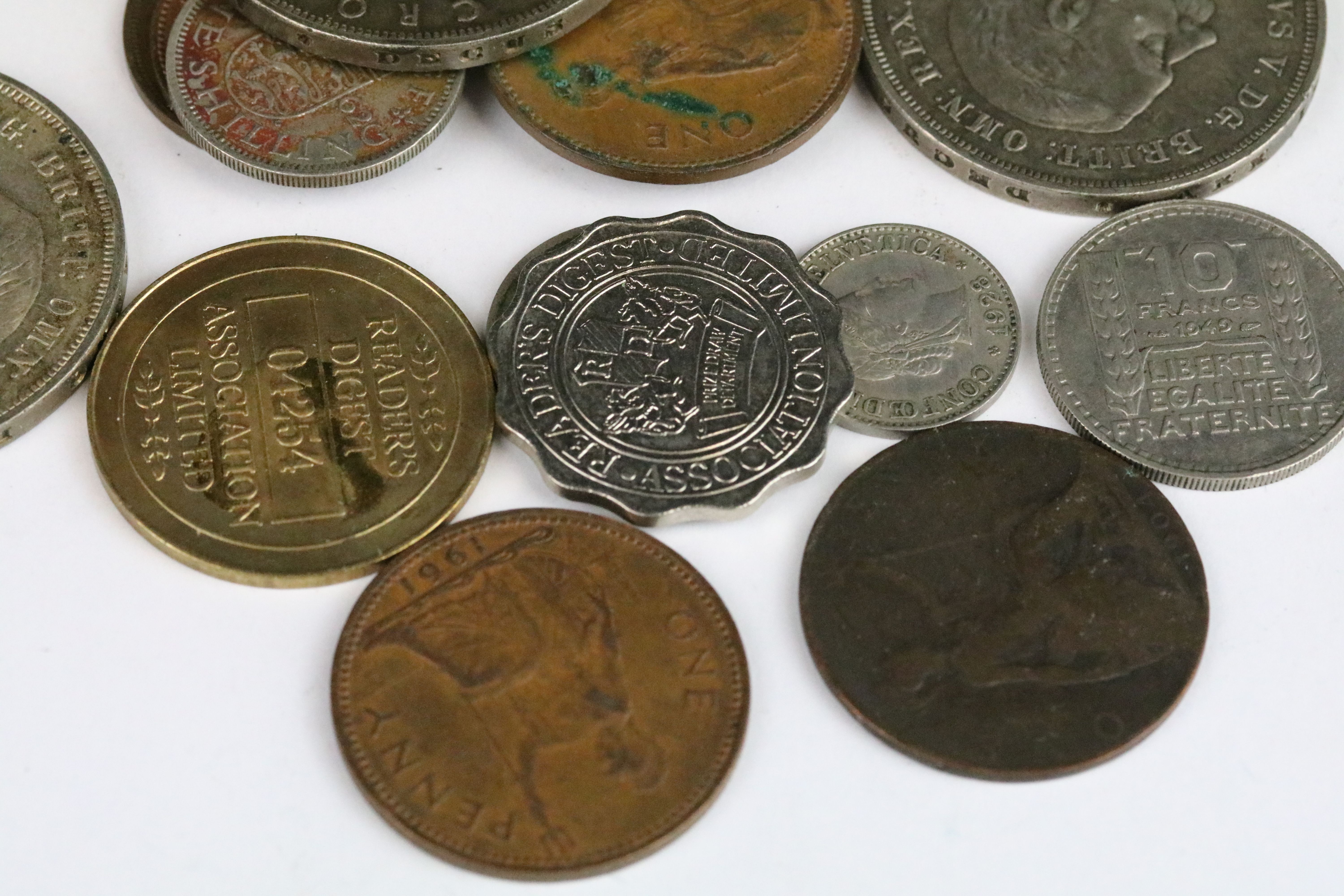 A small collection of British pre decimal and world coins to include four silver crown coins. - Bild 2 aus 7