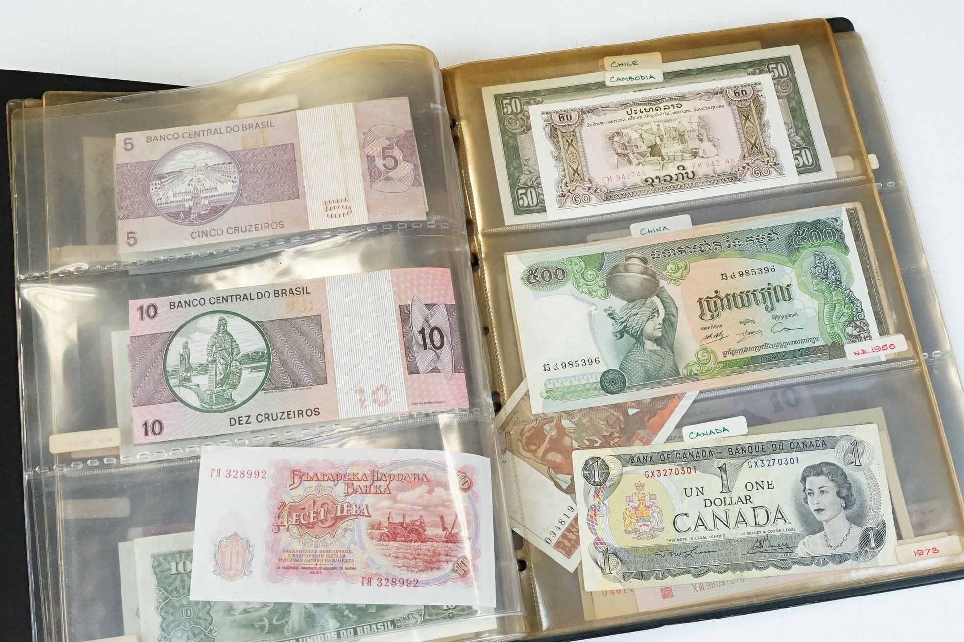 A large collection of British, Commonwealth and World banknotes contained within a collectors folder - Image 6 of 16