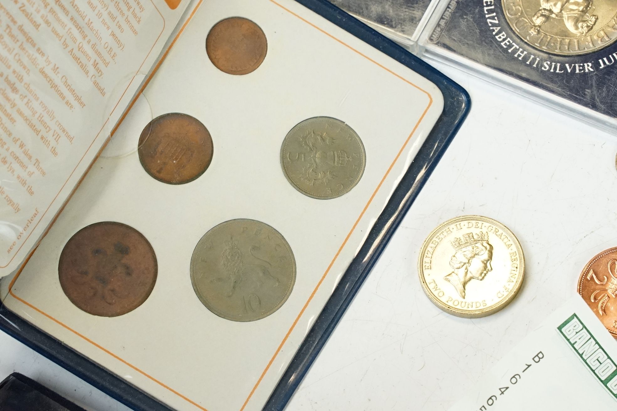 A small collection of British decimal and pre decimal coins to include silver and uncirculated - Image 10 of 11