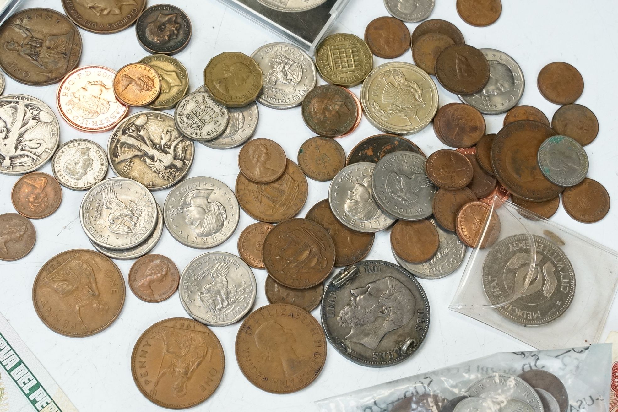 A small collection of British decimal and pre decimal coins to include silver and uncirculated - Image 8 of 11