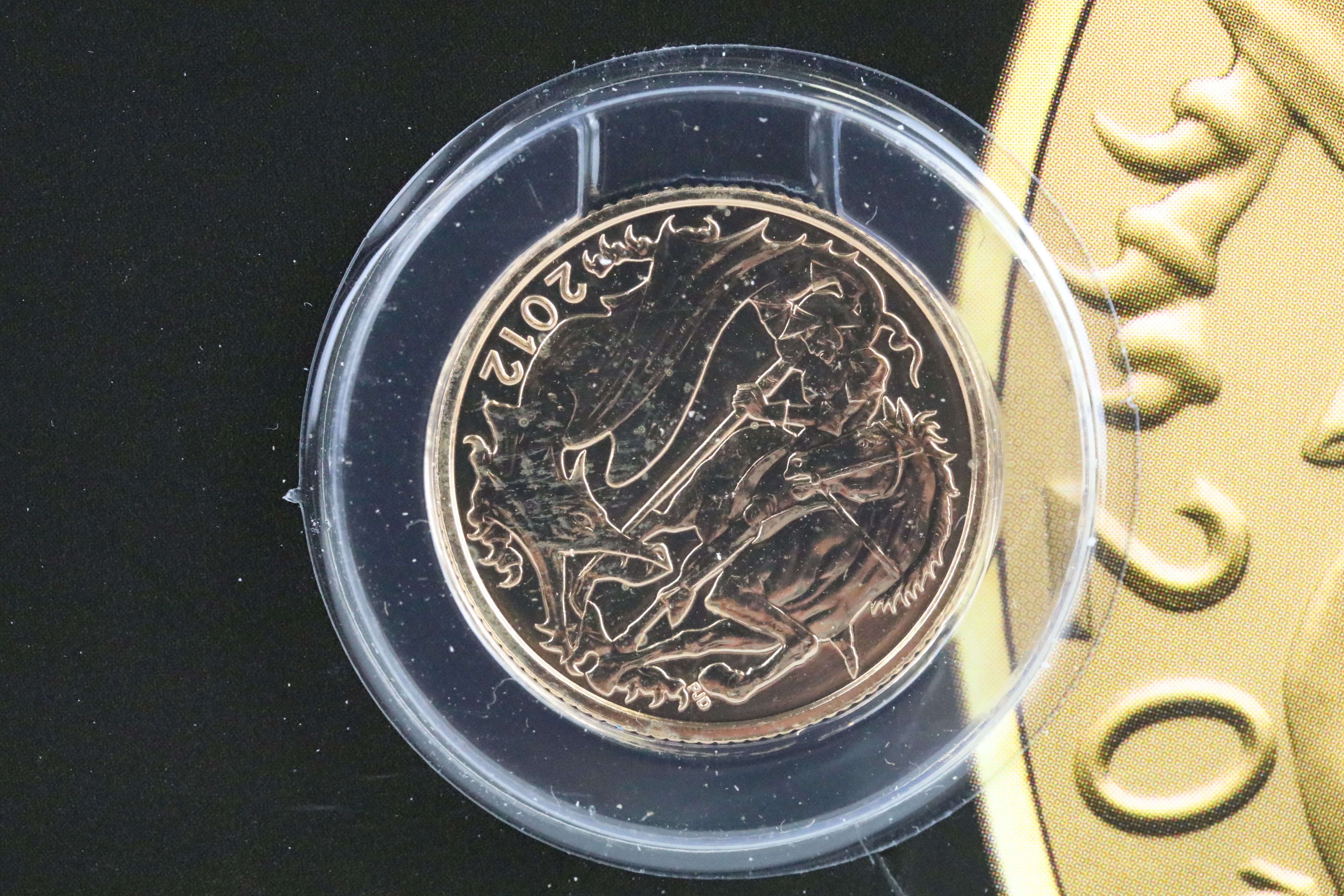 A British Royal Mint Queen Elizabeth II uncirculated 2012 gold full sovereign coin within original - Bild 2 aus 3