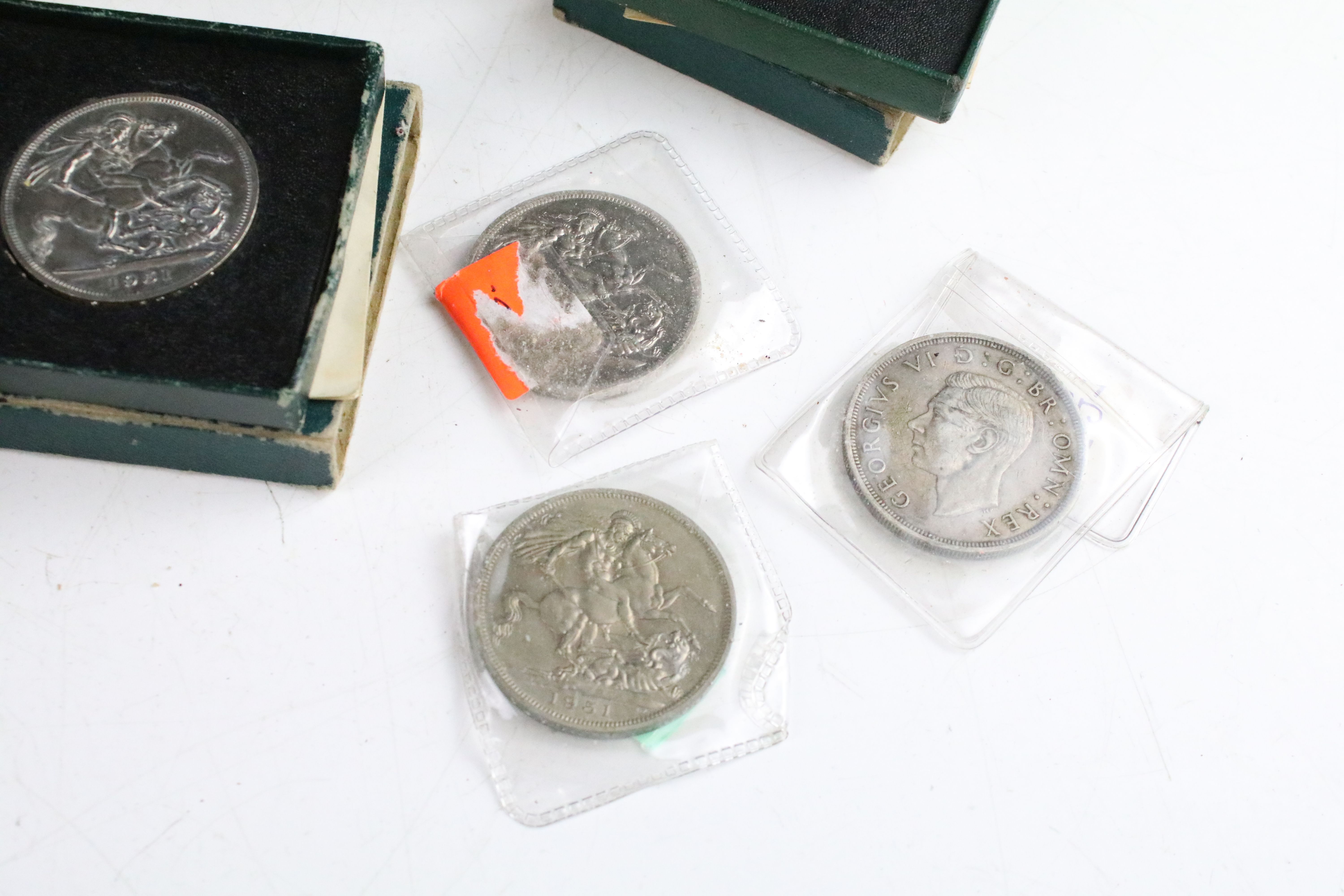 A collection of British commemorative crown coins to include silver examples. - Image 2 of 9