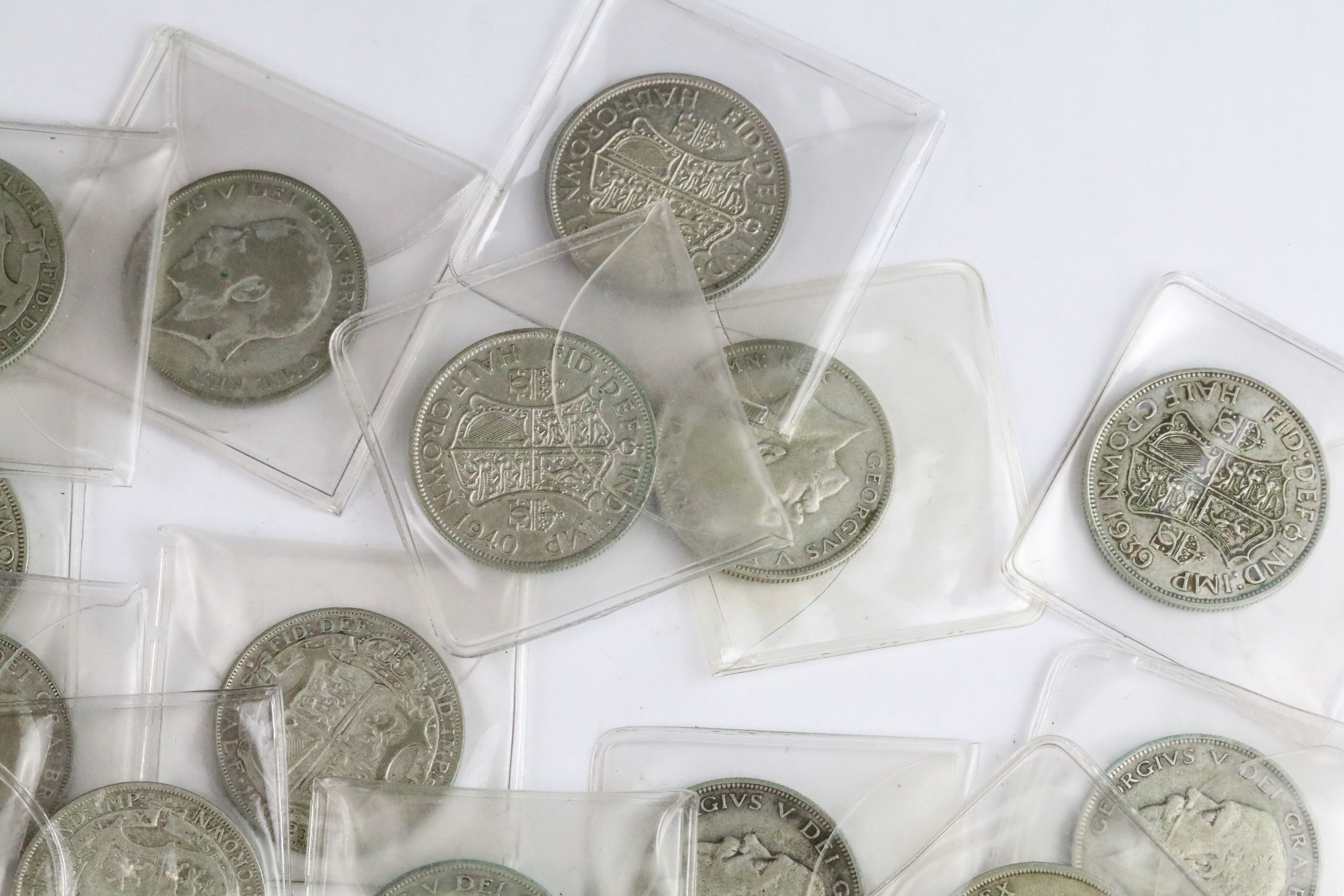 A collection of approx twenty eight British pre decimal pre 1947 and pre 1920 silver crown coins. - Bild 6 aus 9