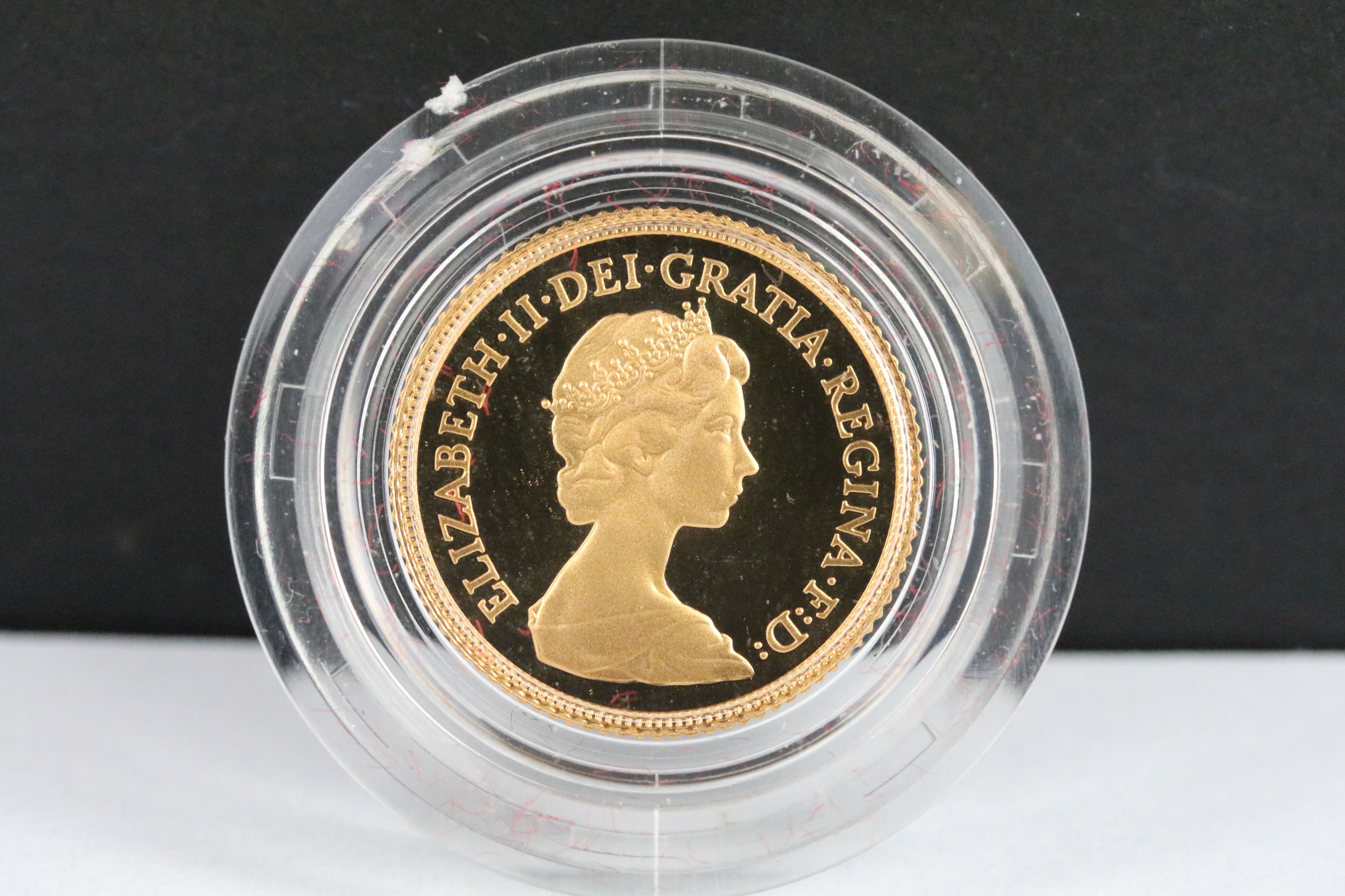 A British Royal Mint Queen Elizabeth II proof 1980 gold half sovereign coin encapsulated within - Bild 3 aus 4