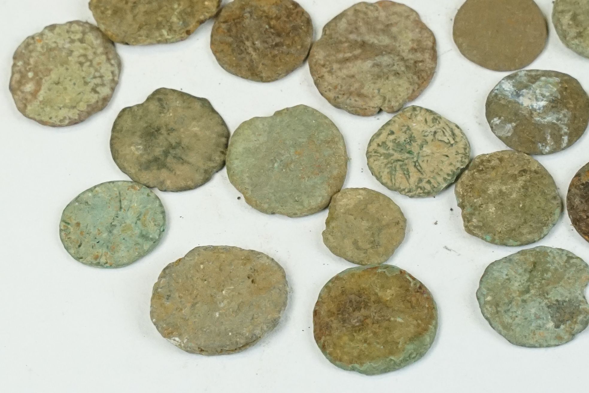 A small collection of early Roman coins - Bild 2 aus 8