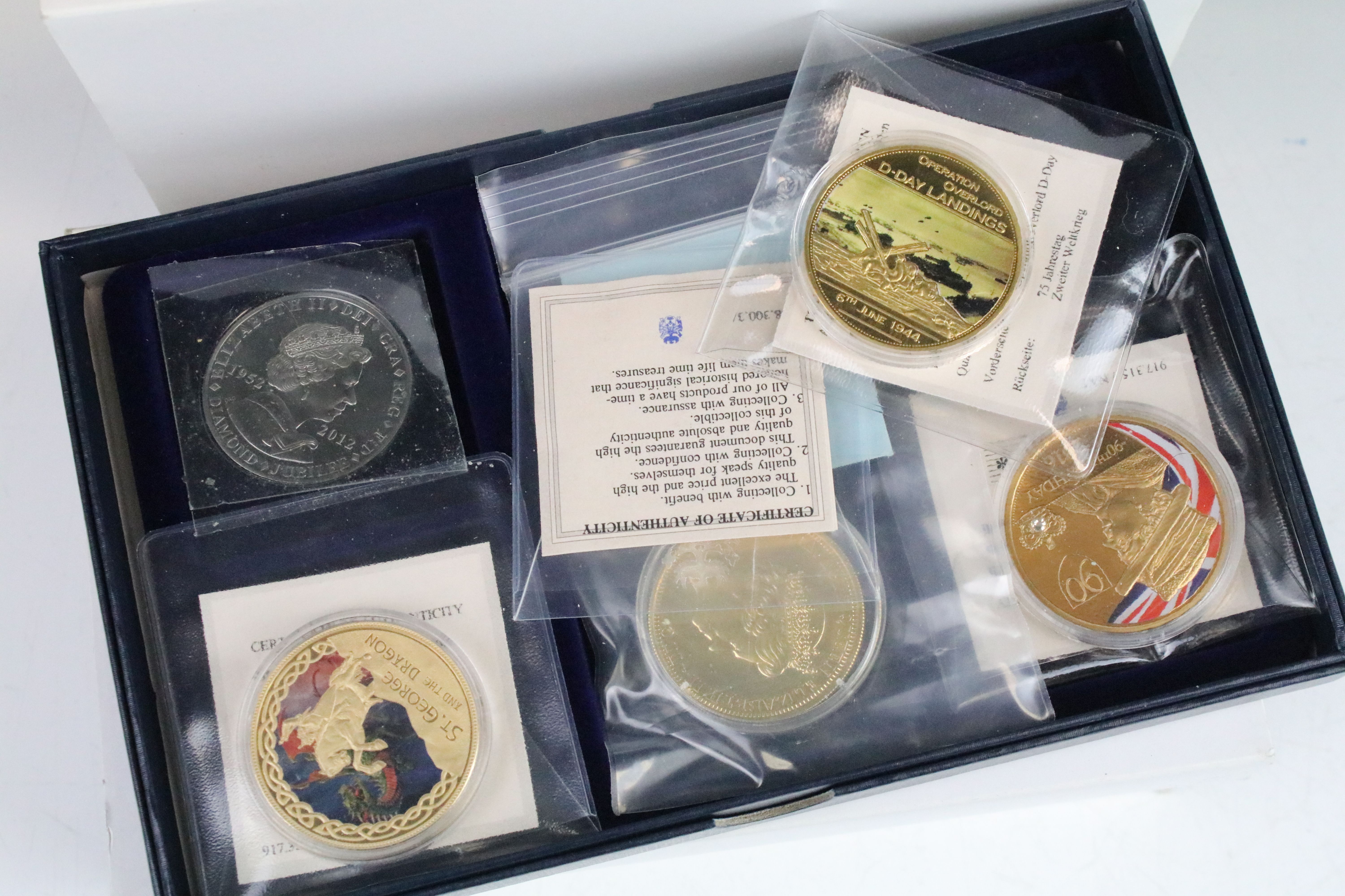 A collection of mixed coins to include uncirculated coin sets, proof like collectors coins and - Image 13 of 14