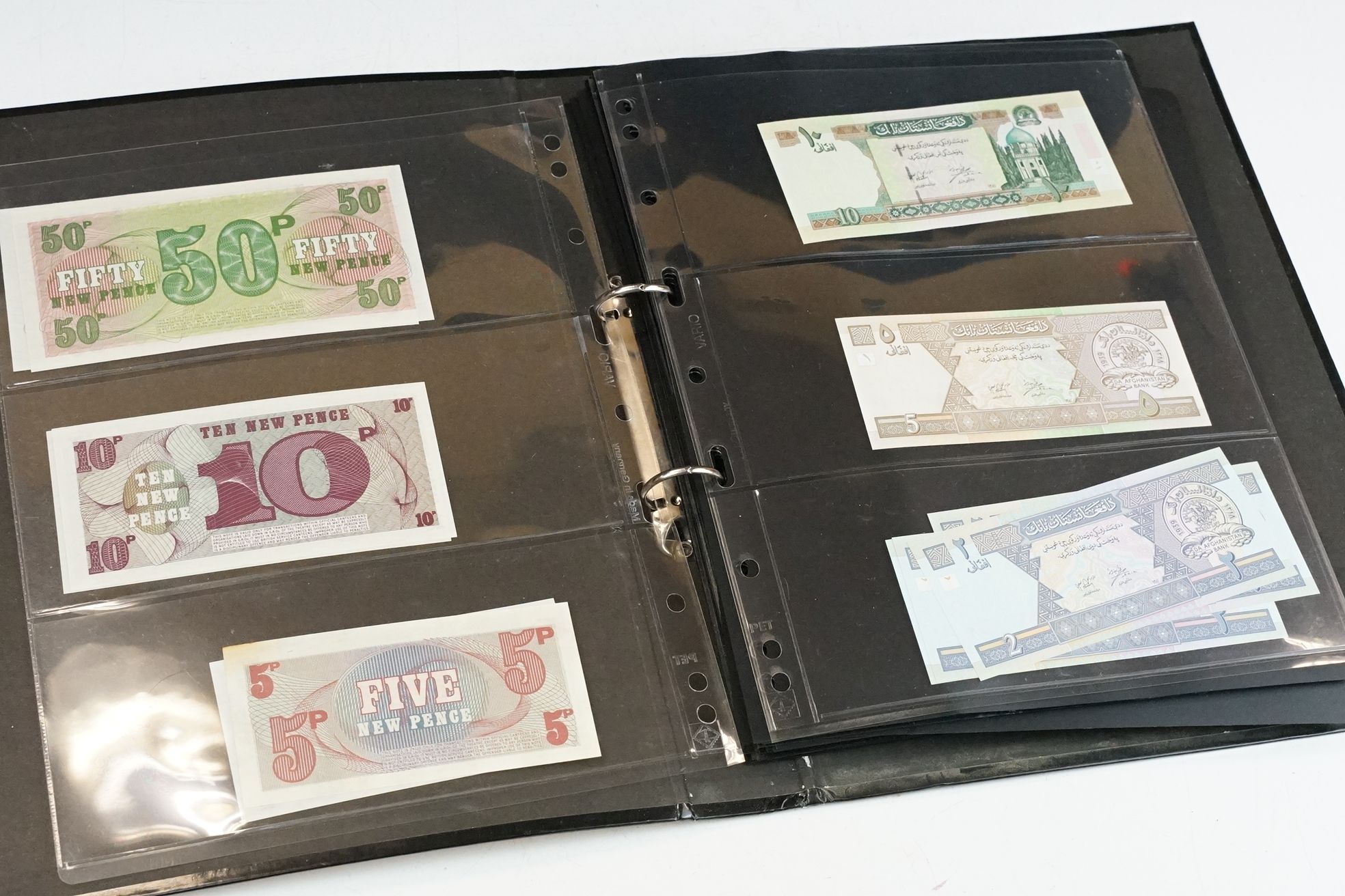 A large collection of British and World banknotes contained within three folders to include - Bild 20 aus 30