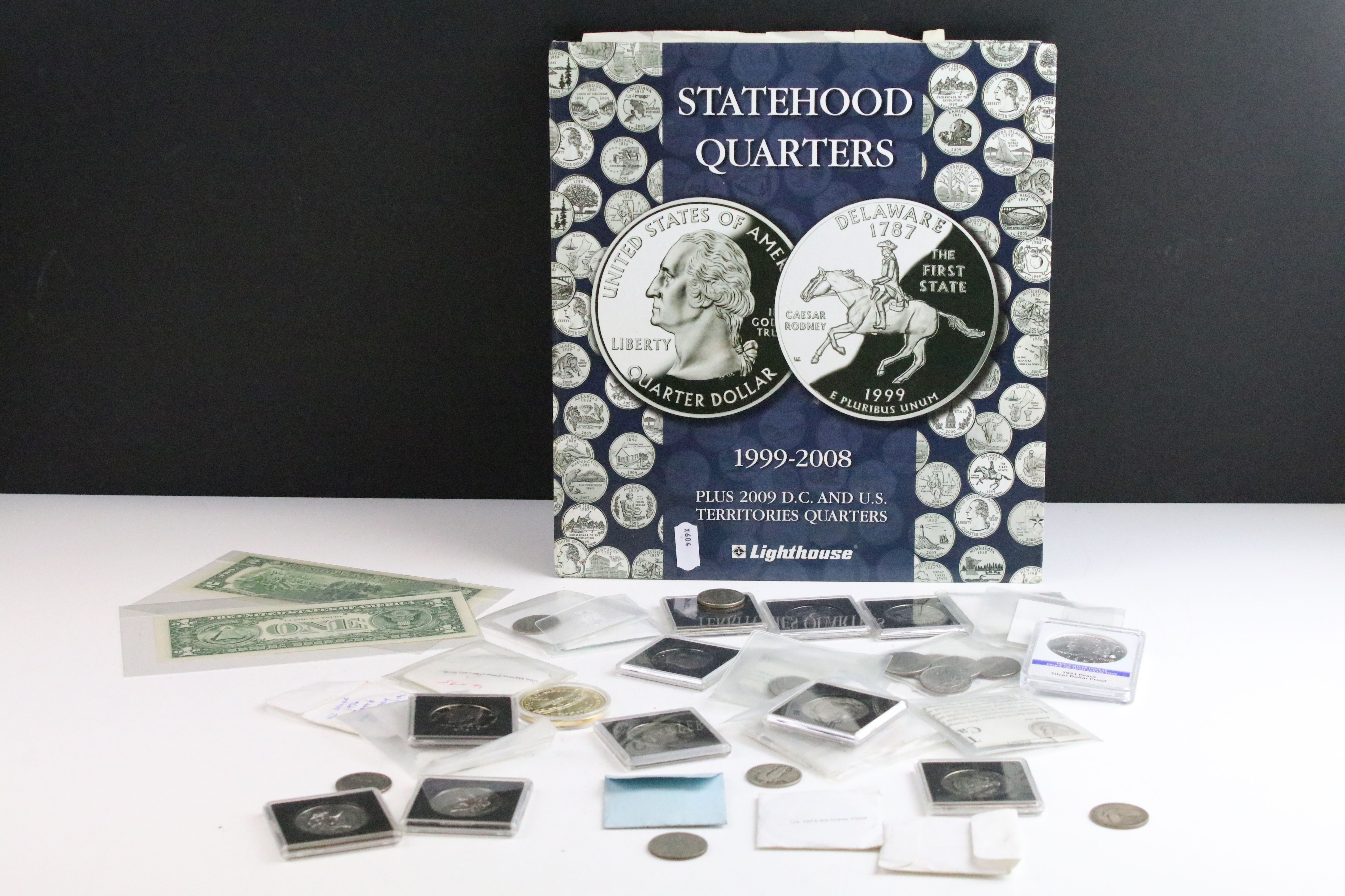 A collection of United States of America coins to include a selection of half dollar coins and a