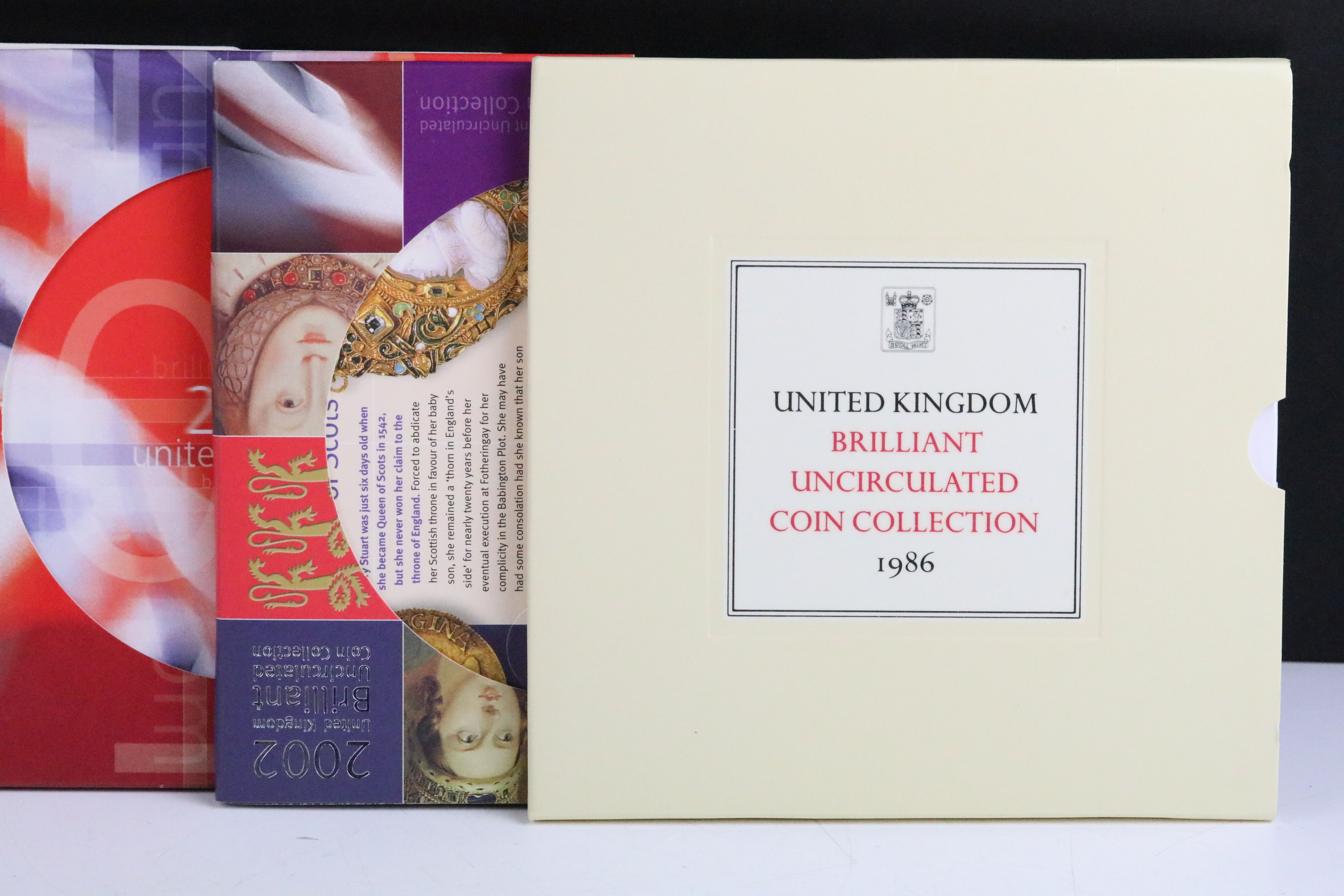 A collection of eight Royal Mint uncirculated coin year sets to include 2000, 2001, 2002, 1986, - Bild 4 aus 9