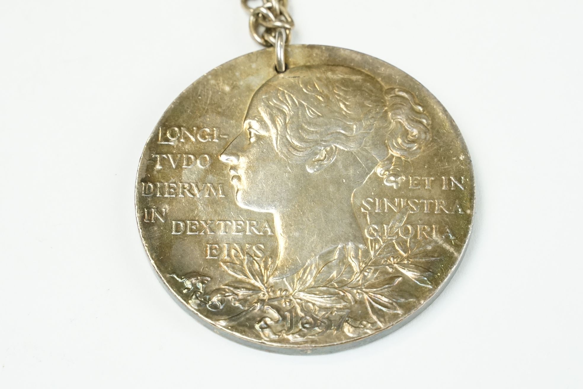 A large Queen Victoria commemorative medallion mounted to white metal chain. - Bild 3 aus 4