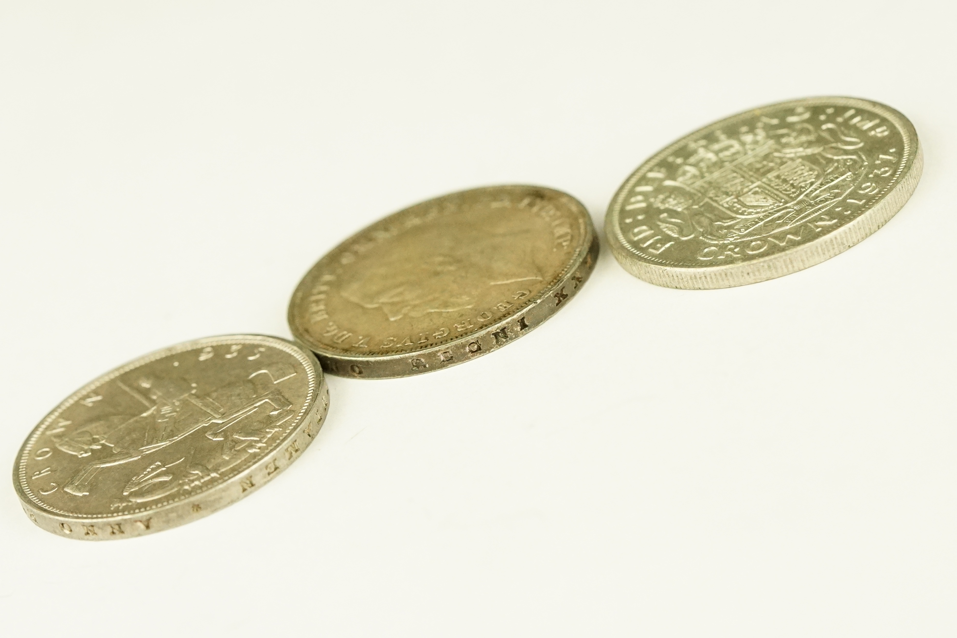 A collection of three British silver crown coins to include two 1935 examples together with a 1937 - Bild 6 aus 6