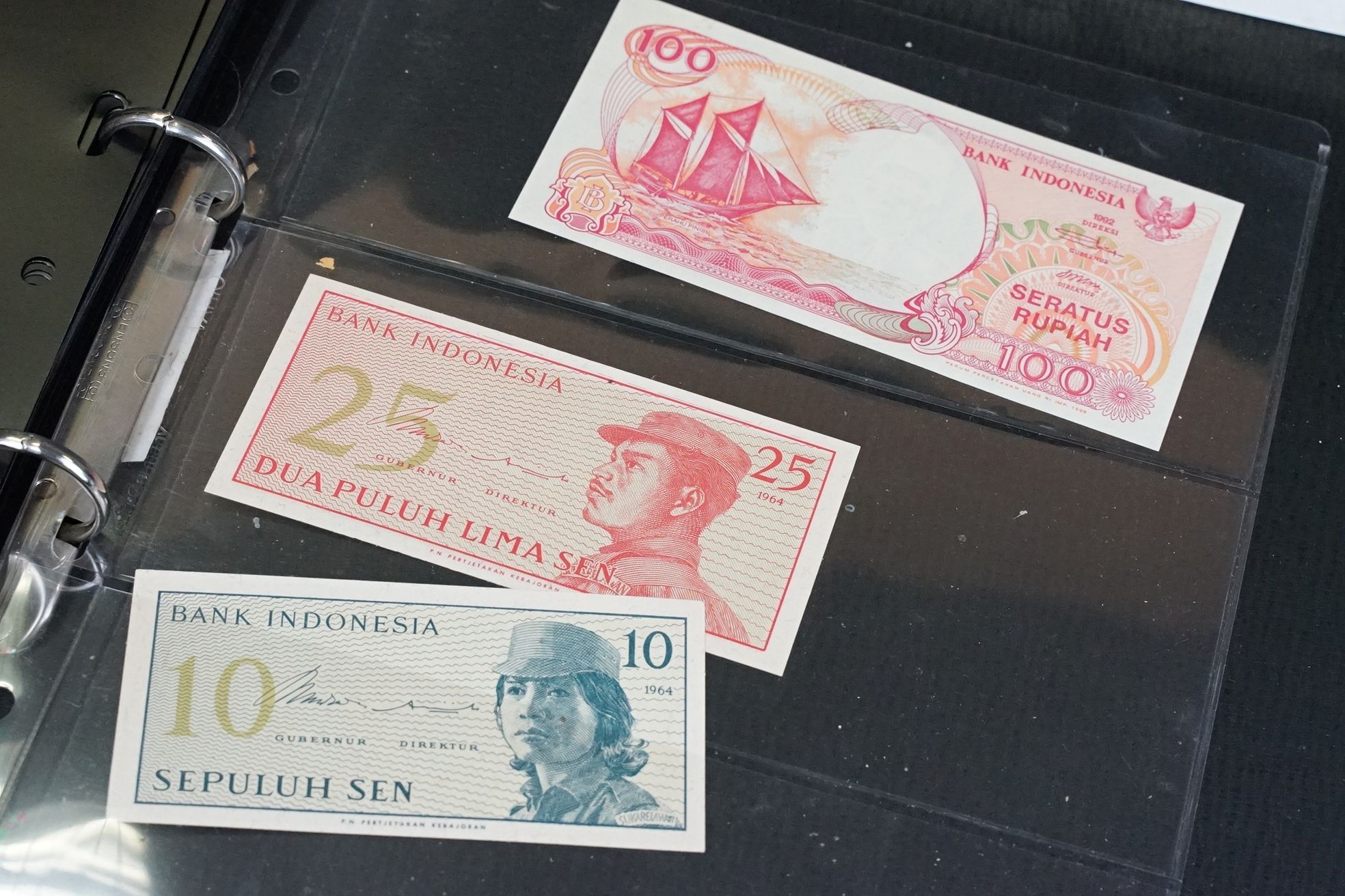 A large collection of British and World banknotes contained within three folders to include - Image 19 of 30