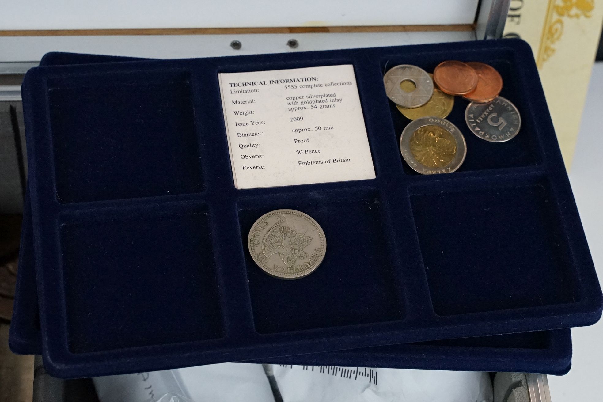 A collection of British and World circulated coins together with a selection of collectors coins - Image 5 of 9