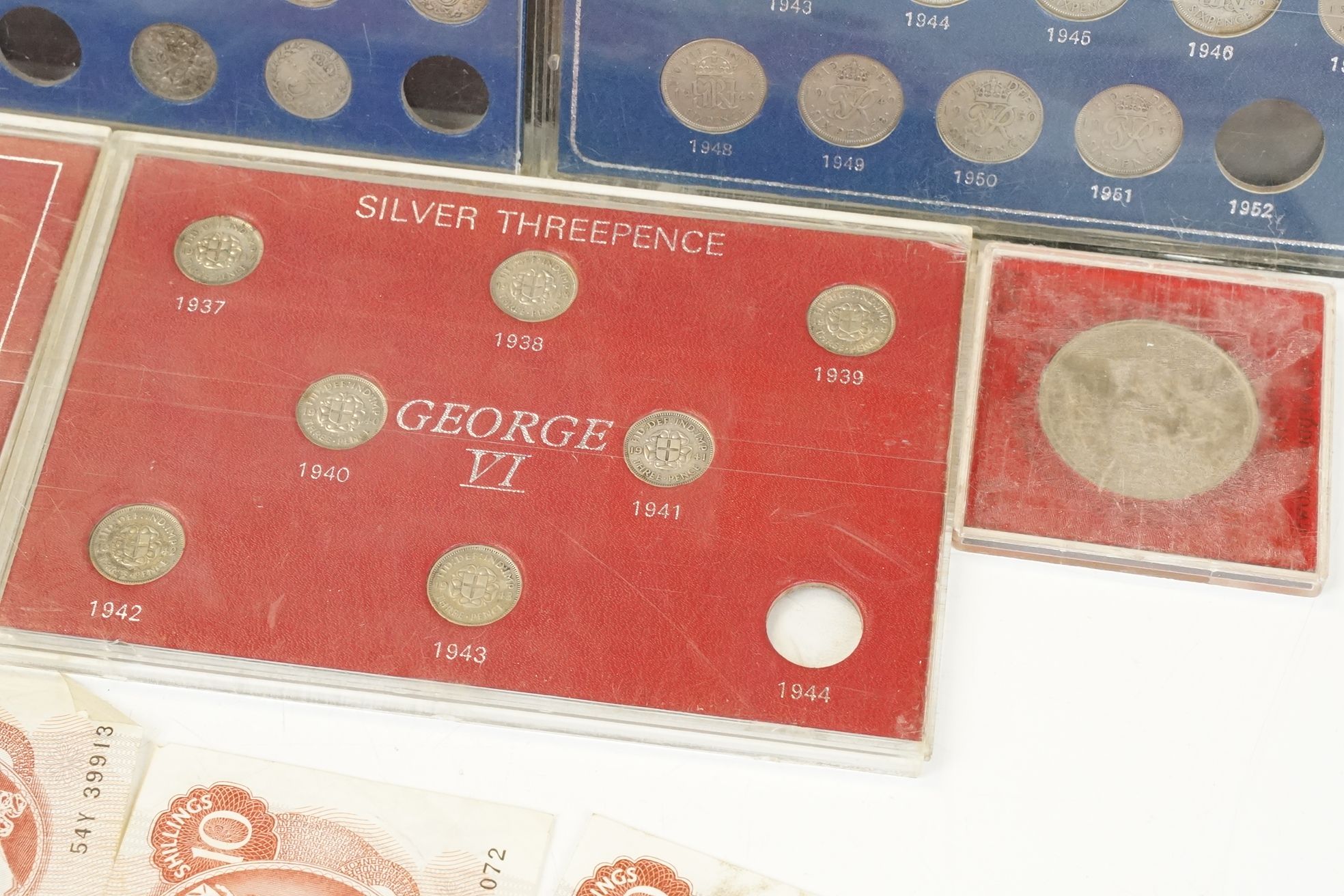 A collection of British decimal and pre decimal coins to include uncirculated and silver examples. - Bild 11 aus 11