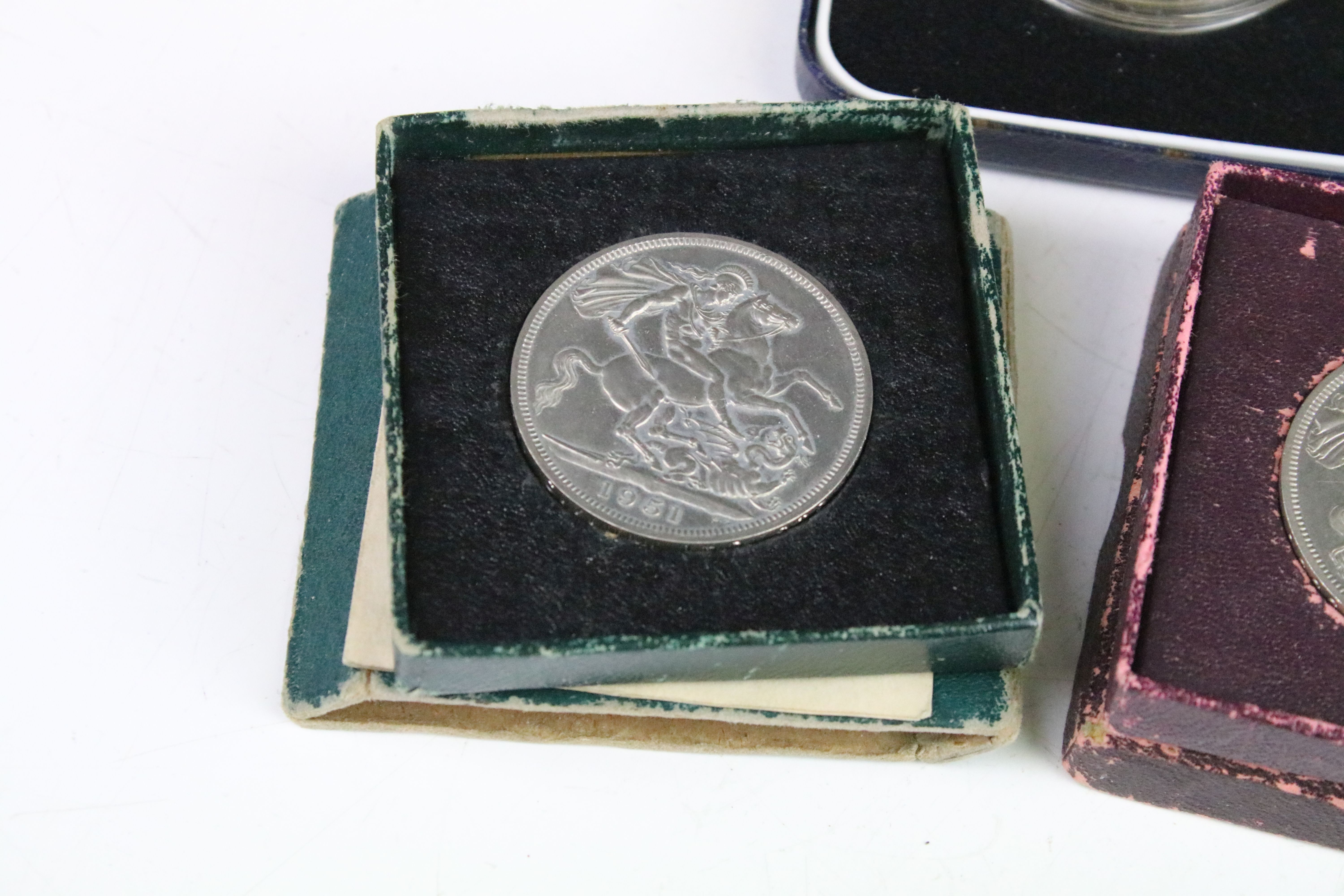 A collection of British commemorative crown coins to include silver examples. - Image 6 of 9