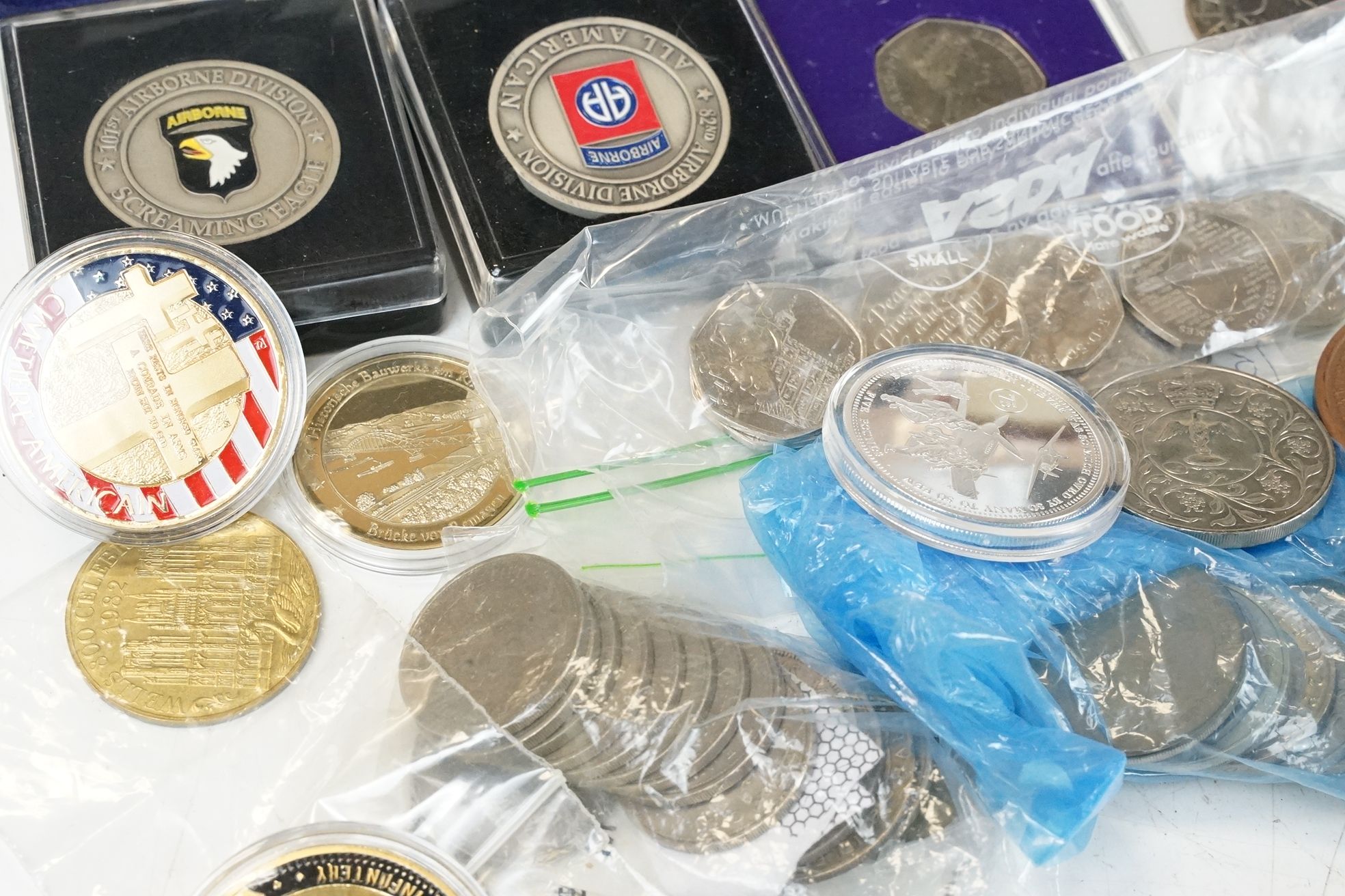 A collection of British coins to include some pre decimal silver and collectable decimal 50p and £ - Bild 6 aus 12