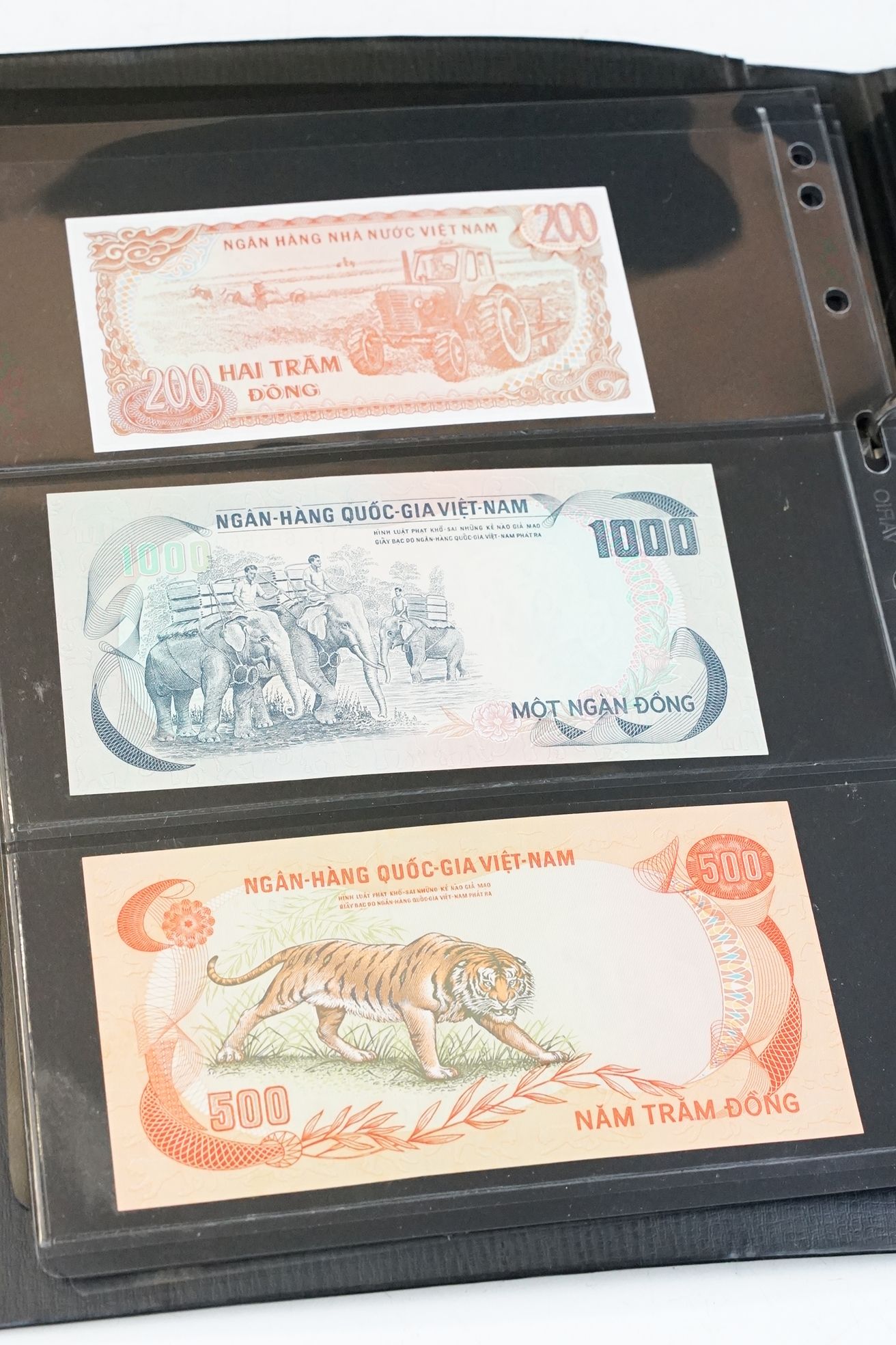 A large collection of British and World banknotes contained within three folders to include - Bild 5 aus 30