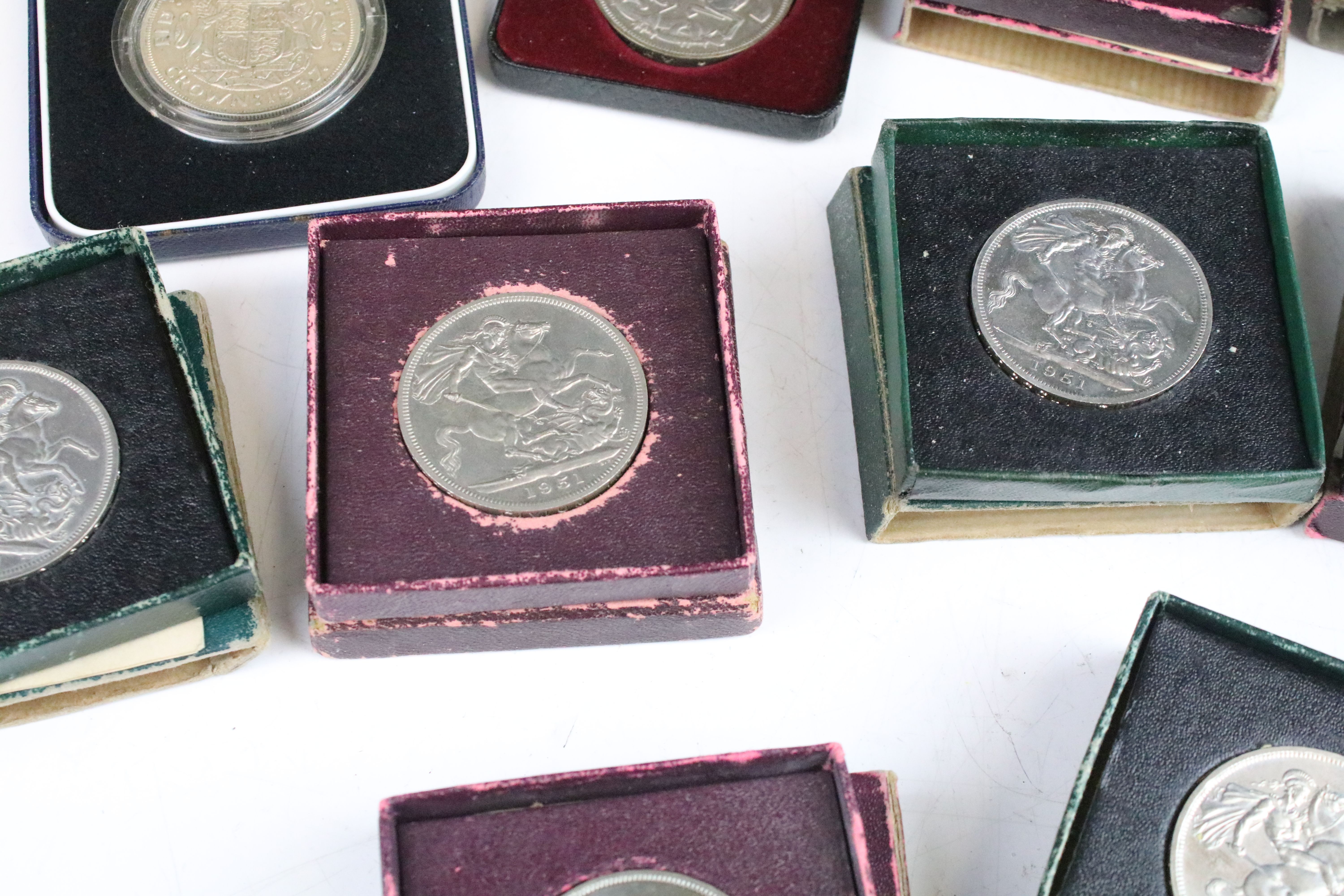 A collection of British commemorative crown coins to include silver examples. - Image 5 of 9