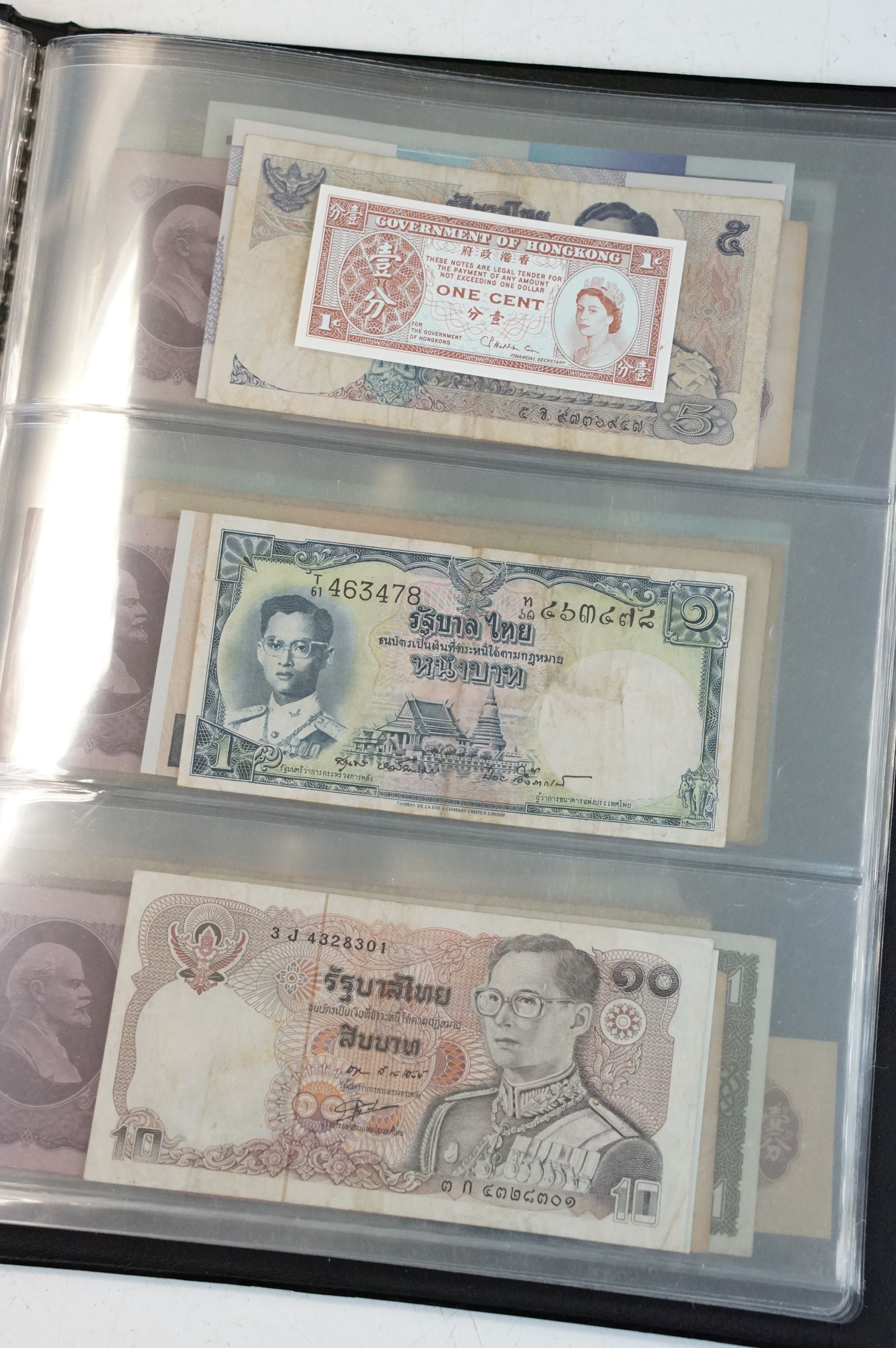 A collection of circulated and uncirculated world banknotes within a collectors folder to include - Image 10 of 12