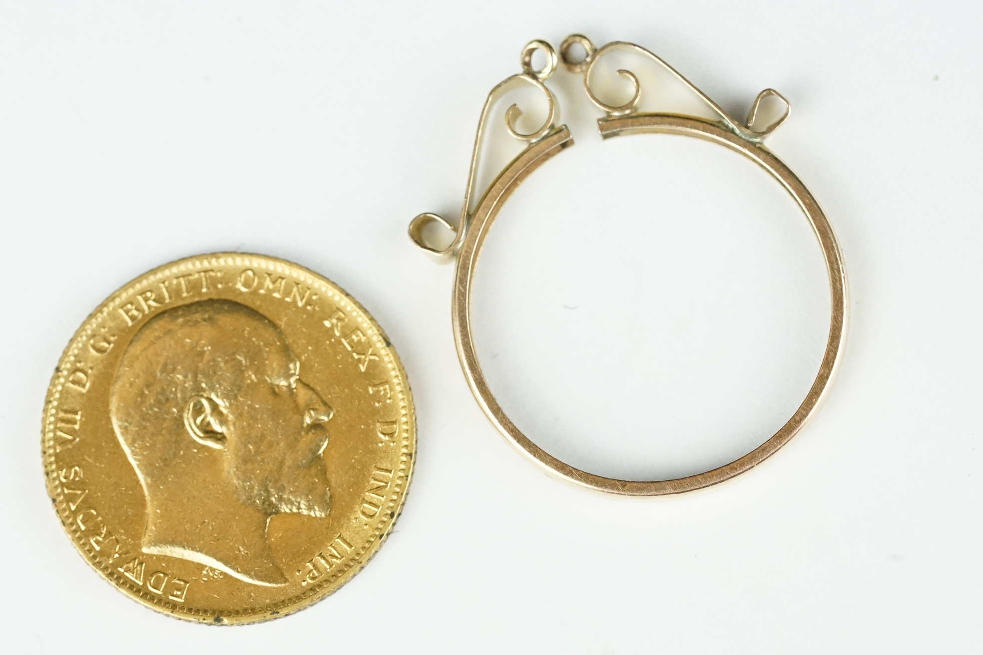 A British King Edward VII 1903 gold full sovereign coin mounted within a 9ct gold mount. - Image 6 of 8