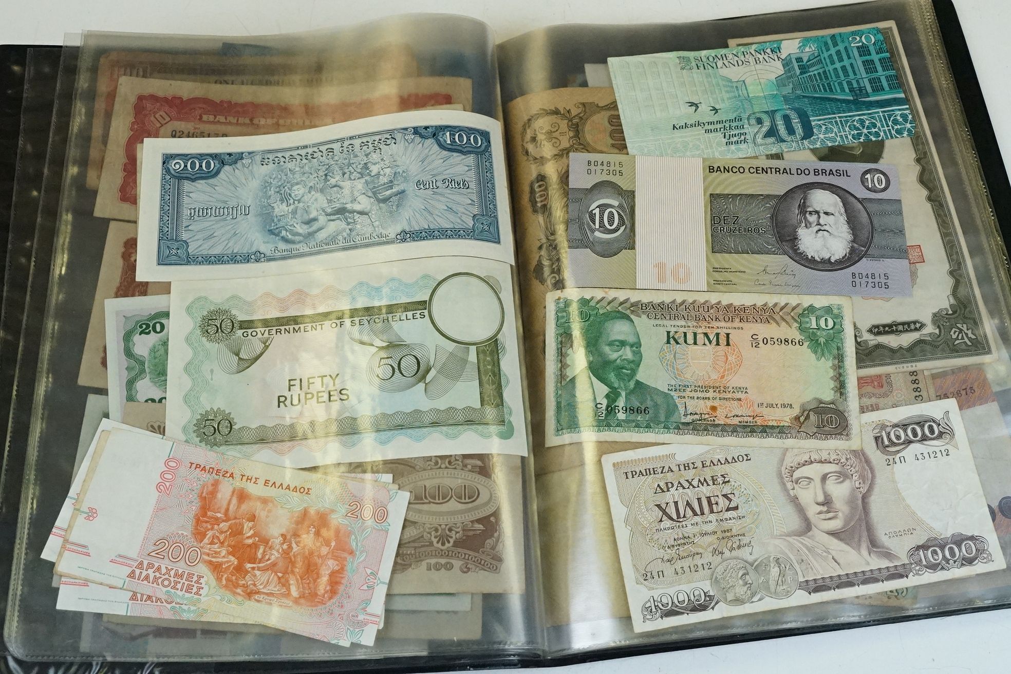 A collection of British and World banknotes contained within a folder to include China, Germany, - Bild 7 aus 19