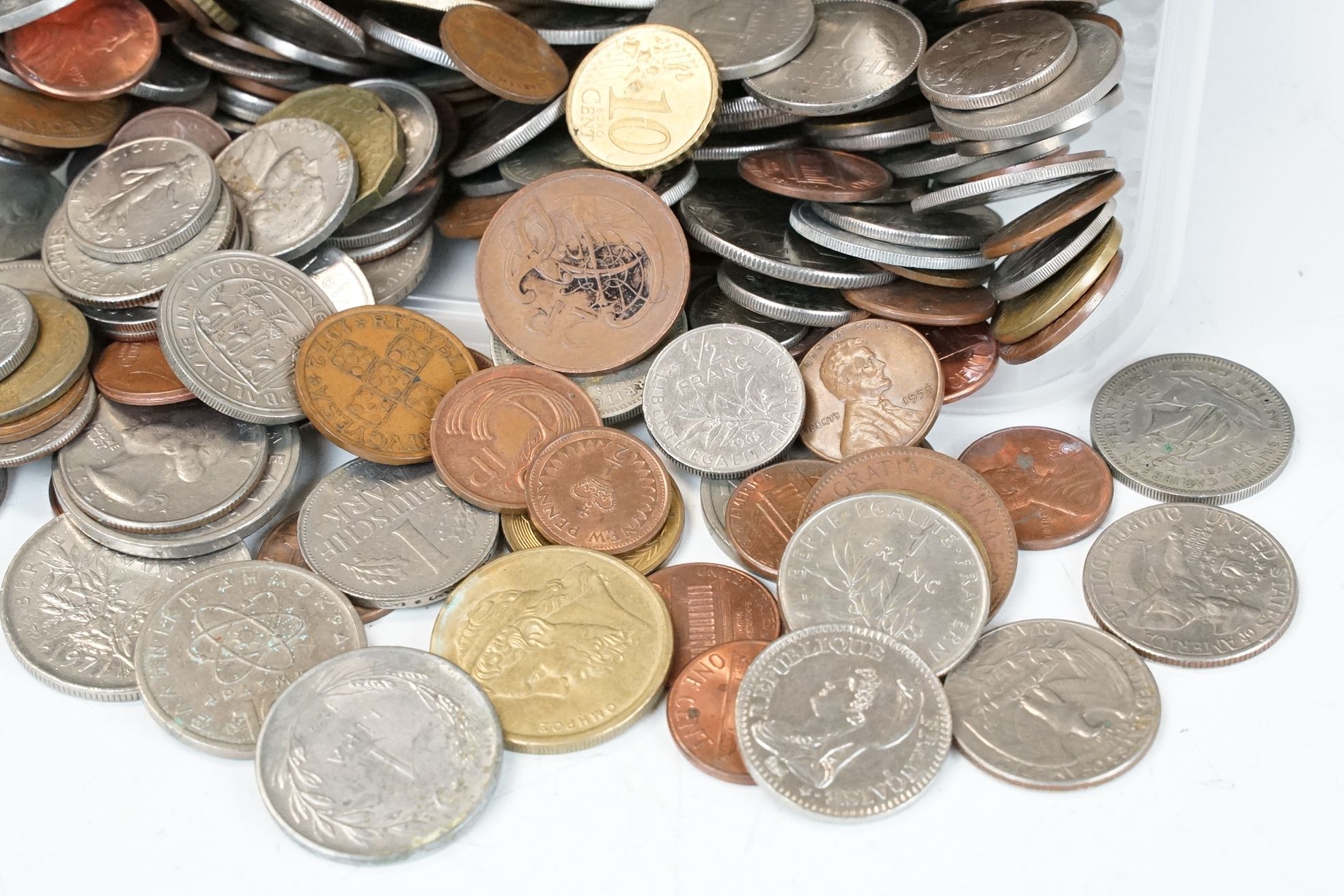 A small collection of British pre decimal and world circulated coins to include a small quantity - Bild 2 aus 4