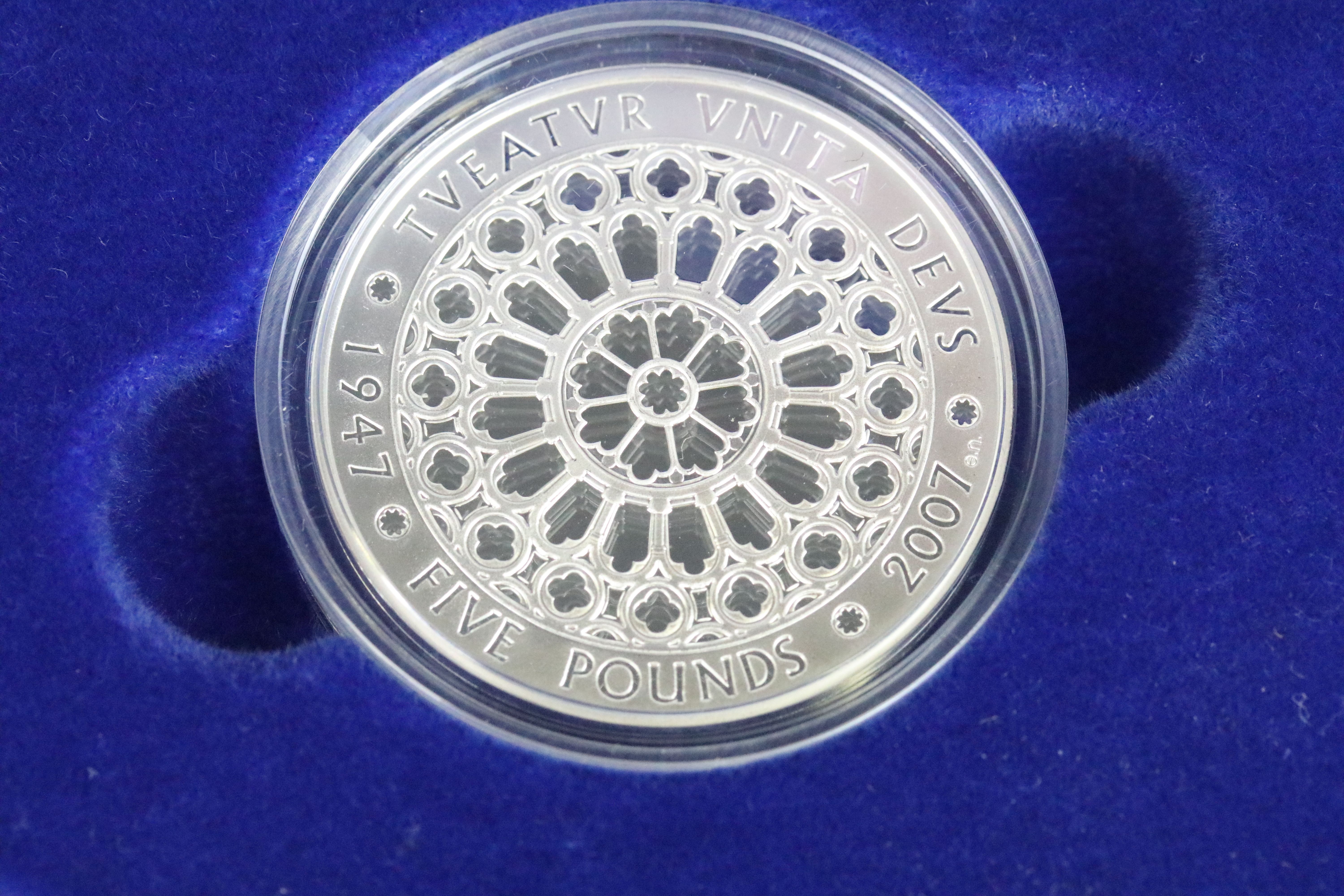 A British Royal Mint 2007 Diamond Wedding silver proof crown coin together with a 2010 Restoration - Bild 5 aus 5