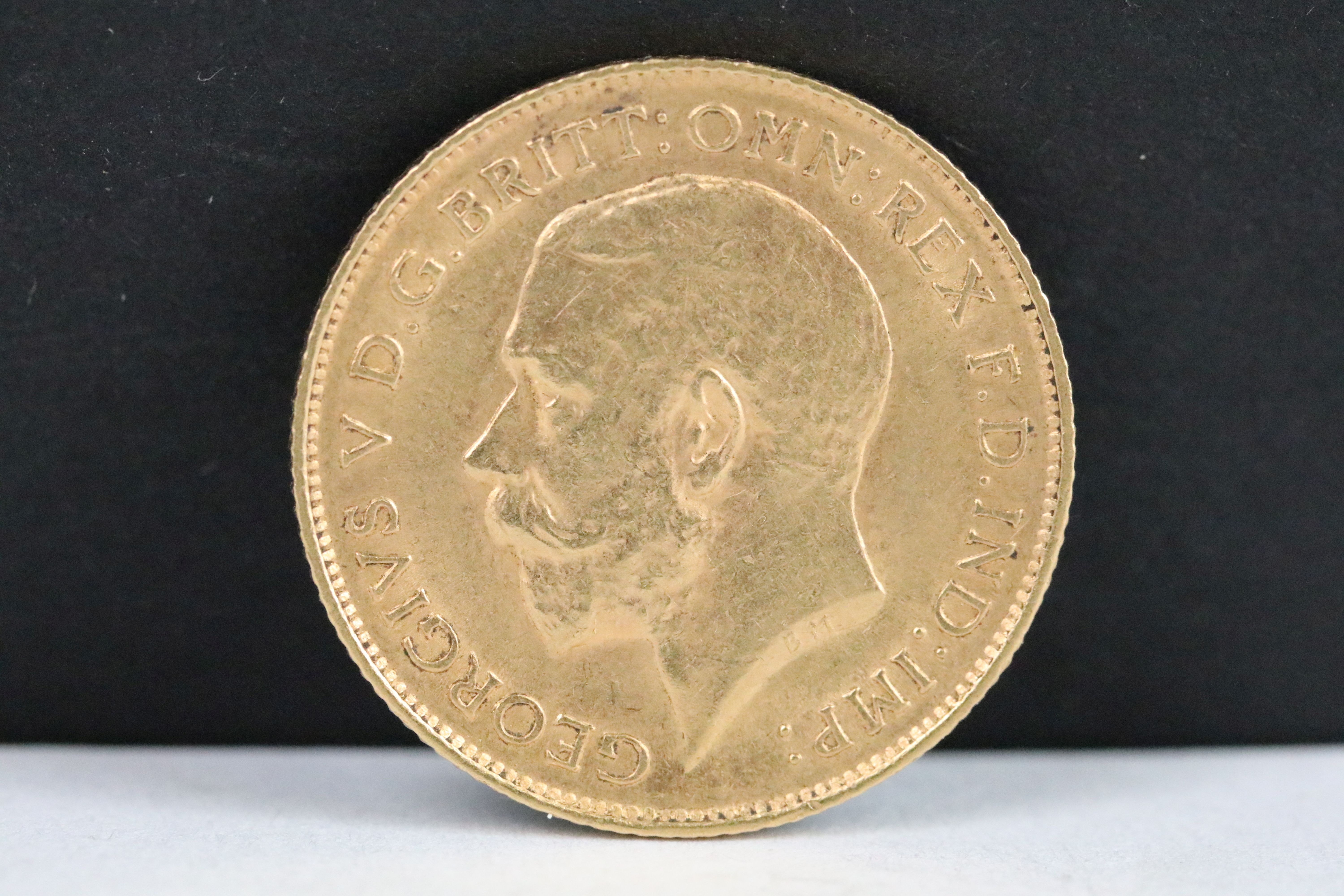 A British King George V 1912 gold half sovereign coin. - Bild 2 aus 3