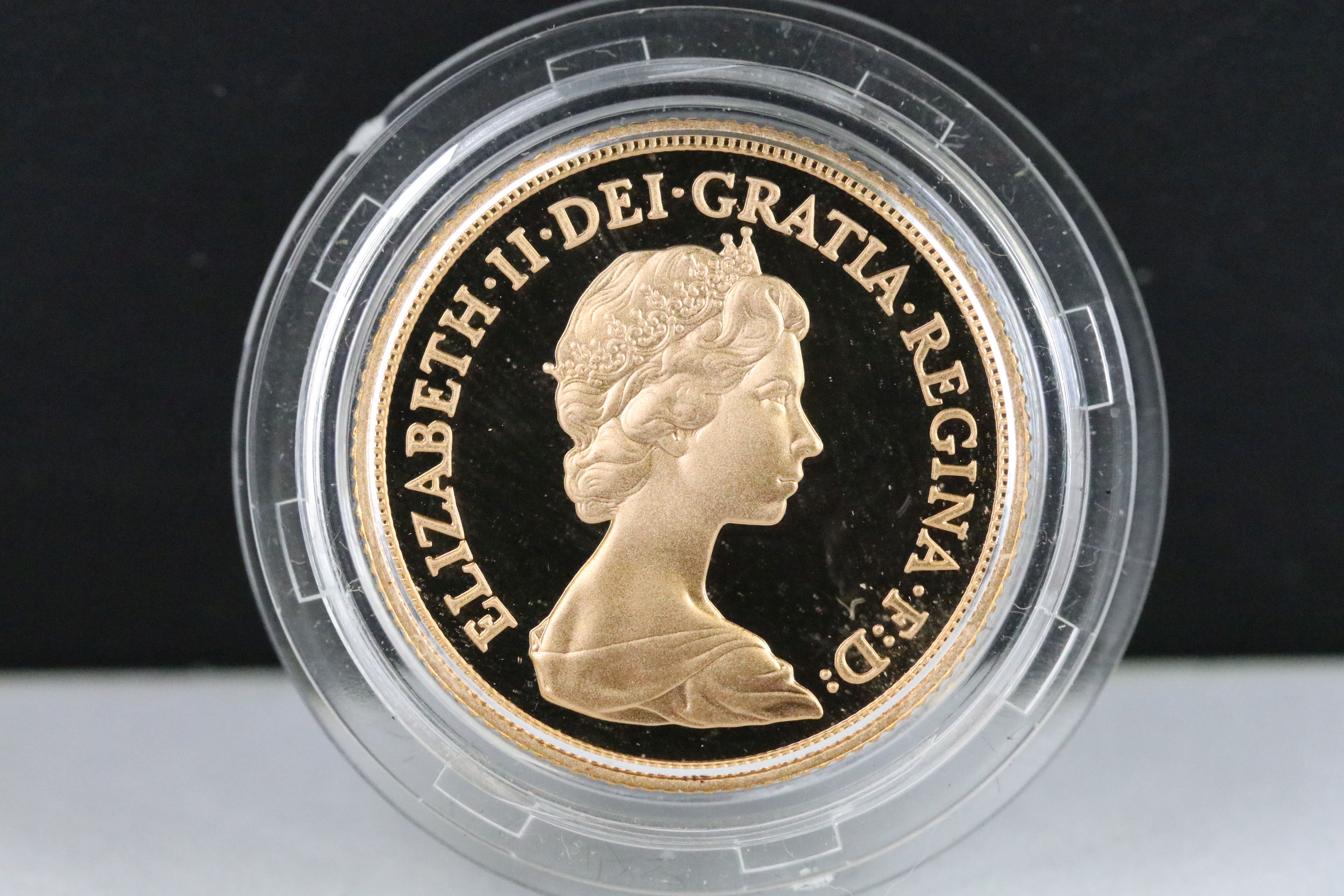 A British Royal Mint Queen Elizabeth II proof 1982 gold full sovereign coin encapsulated within - Bild 3 aus 3