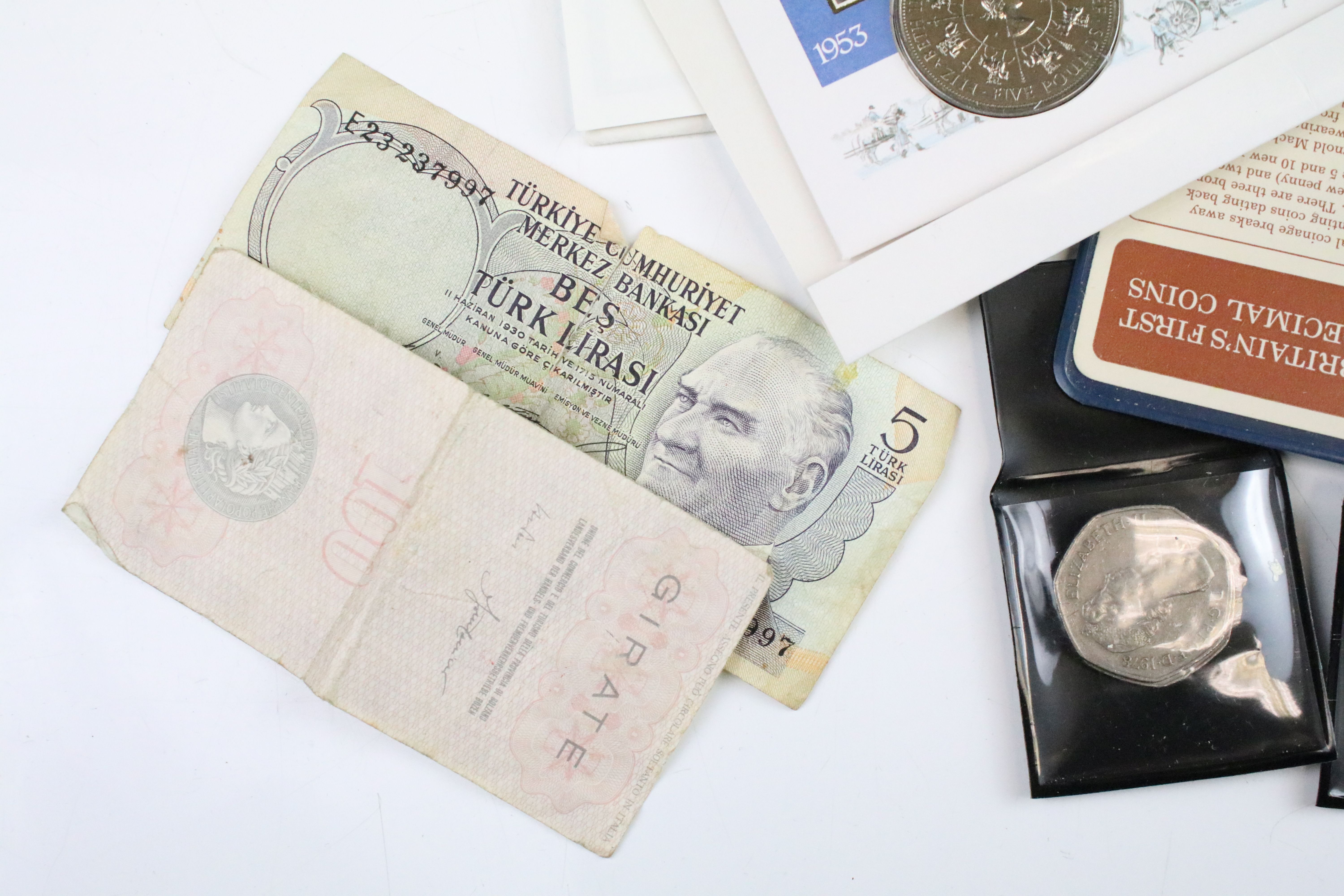 A collection of British commemorative crown coins together with a collection of British pre - Bild 2 aus 11